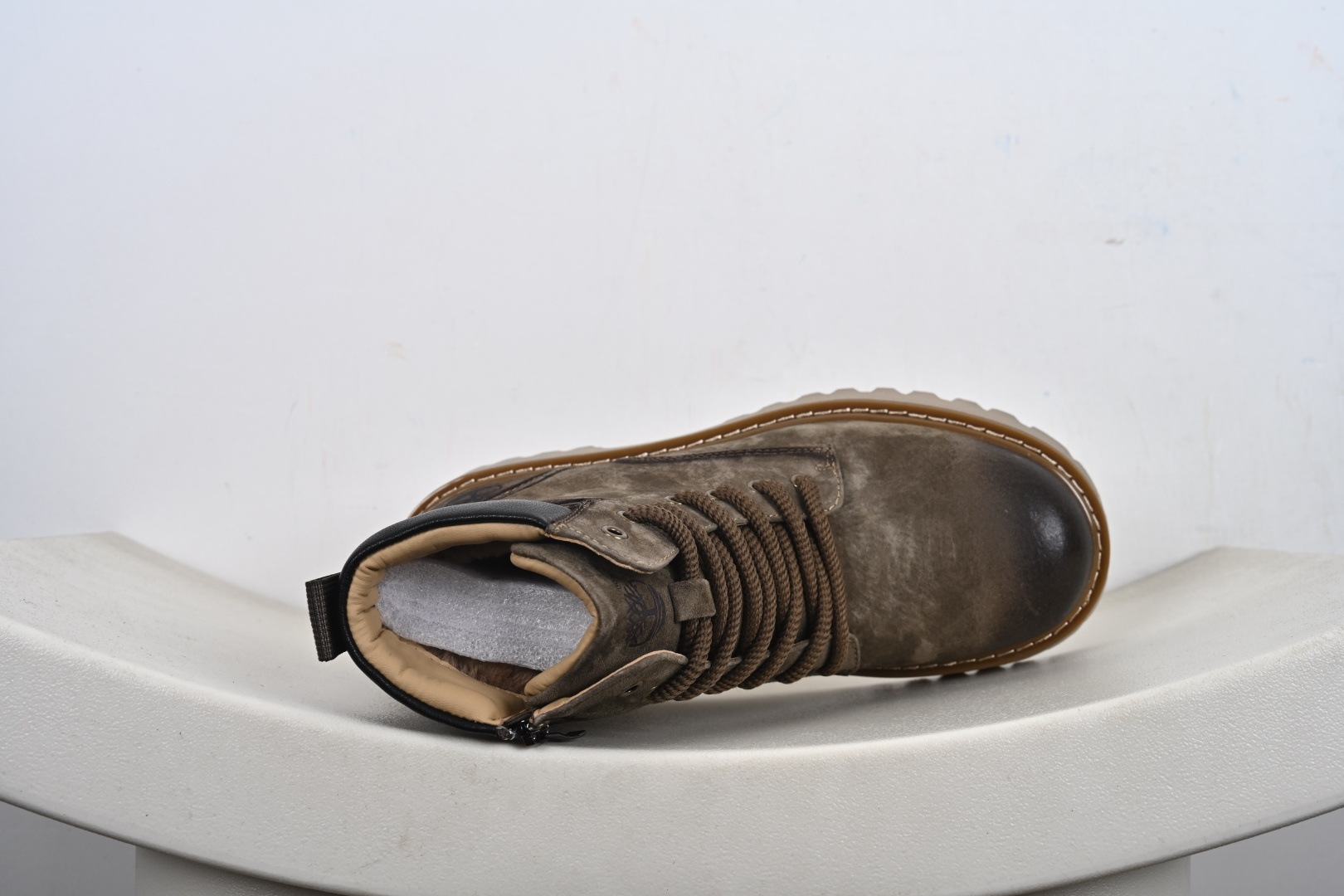 本地💰310优势放店
【踢不烂】Timberland 添柏岚/天伯伦
秋冬必备户外加绒休闲大黄靴
#广东大厂品质 原盒原包装(毛绒内里🔥保暖锁热)时尚潮流搭配 面料采用意大利🇮🇹顶级磨砂细纹牛皮 搭配防臭防腐真皮乳胶鞋垫 大底到五金都是代工厂原材料制作 同原版固特异永不开胶工艺 好货不杀猪 首单质量严格把控 全网独家首发 品质毋庸置疑 全套官网统一包装 给您完美的穿着体验 质量考究耐穿 型男必备 专治不帅 高品质脚感一流 今年冬季防寒户外专用 日常随意搭配
货号:TB10053
尺码:38 39 40 41 42 43 44(皮鞋码)-M1-F7