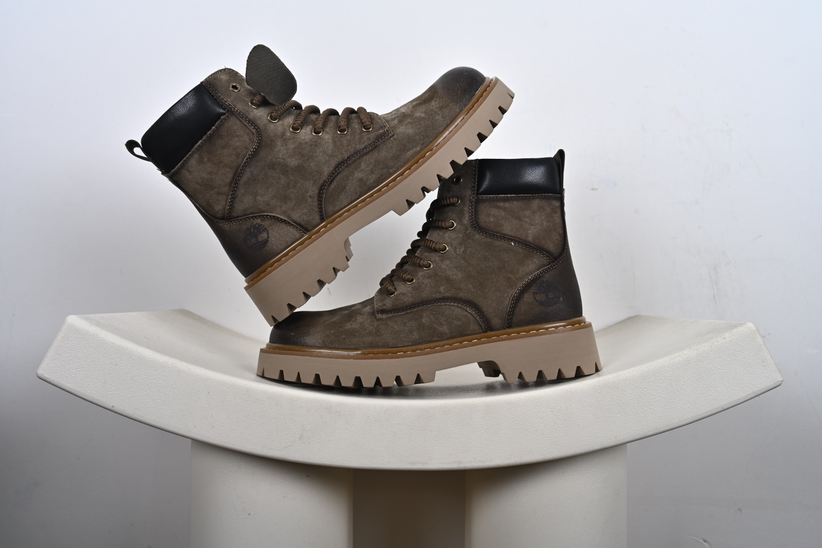 本地💰310优势放店
【踢不烂】Timberland 添柏岚/天伯伦
秋冬必备户外加绒休闲大黄靴
#广东大厂品质 原盒原包装(毛绒内里🔥保暖锁热)时尚潮流搭配 面料采用意大利🇮🇹顶级磨砂细纹牛皮 搭配防臭防腐真皮乳胶鞋垫 大底到五金都是代工厂原材料制作 同原版固特异永不开胶工艺 好货不杀猪 首单质量严格把控 全网独家首发 品质毋庸置疑 全套官网统一包装 给您完美的穿着体验 质量考究耐穿 型男必备 专治不帅 高品质脚感一流 今年冬季防寒户外专用 日常随意搭配
货号:TB10053
尺码:38 39 40 41 42 43 44(皮鞋码)-M1-F7