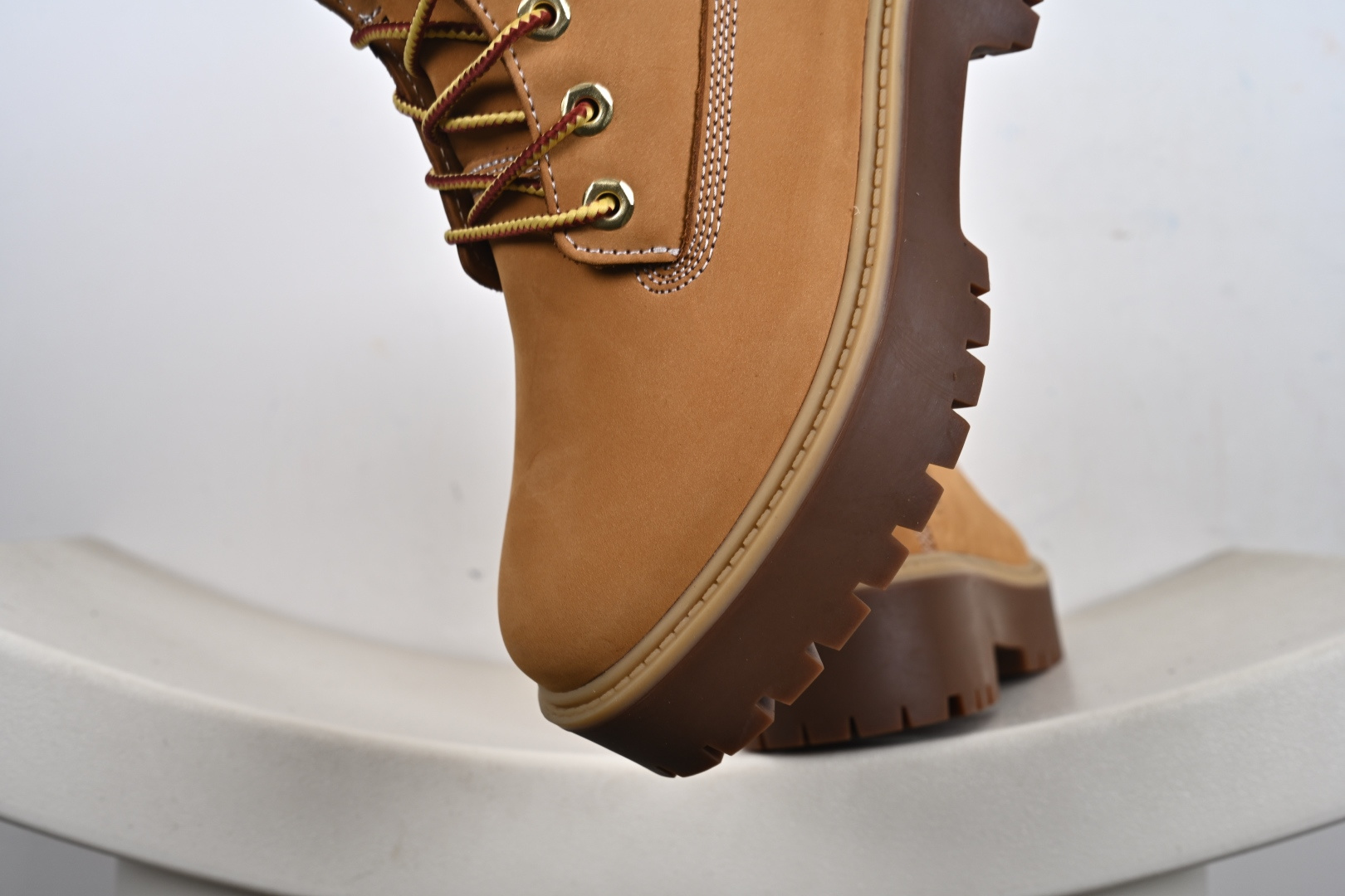 ·添柏岚Timberland Scarponcini Stone Street 6 Inch Boots 登山街头系列经典中帮厚底户外工装风休闲马丁靴“小麦黄黑”TB1A5RJD