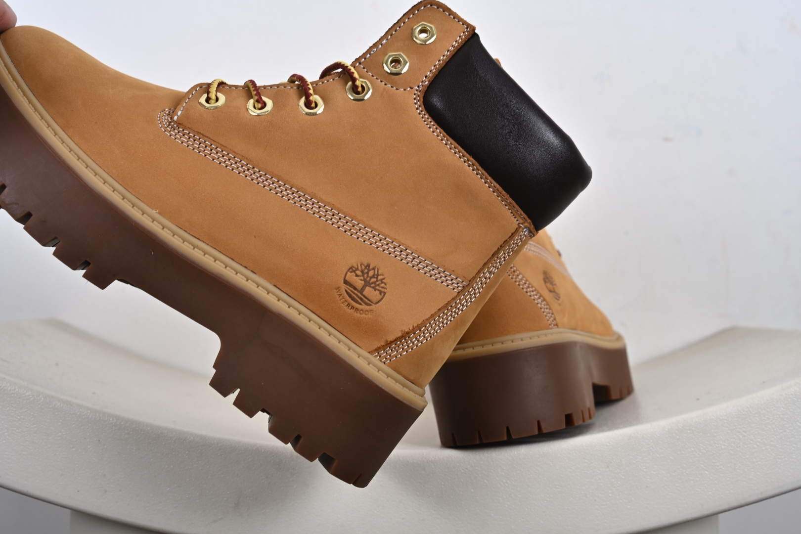 ·添柏岚Timberland Scarponcini Stone Street 6 Inch Boots 登山街头系列经典中帮厚底户外工装风休闲马丁靴“小麦黄黑”TB1A5RJD