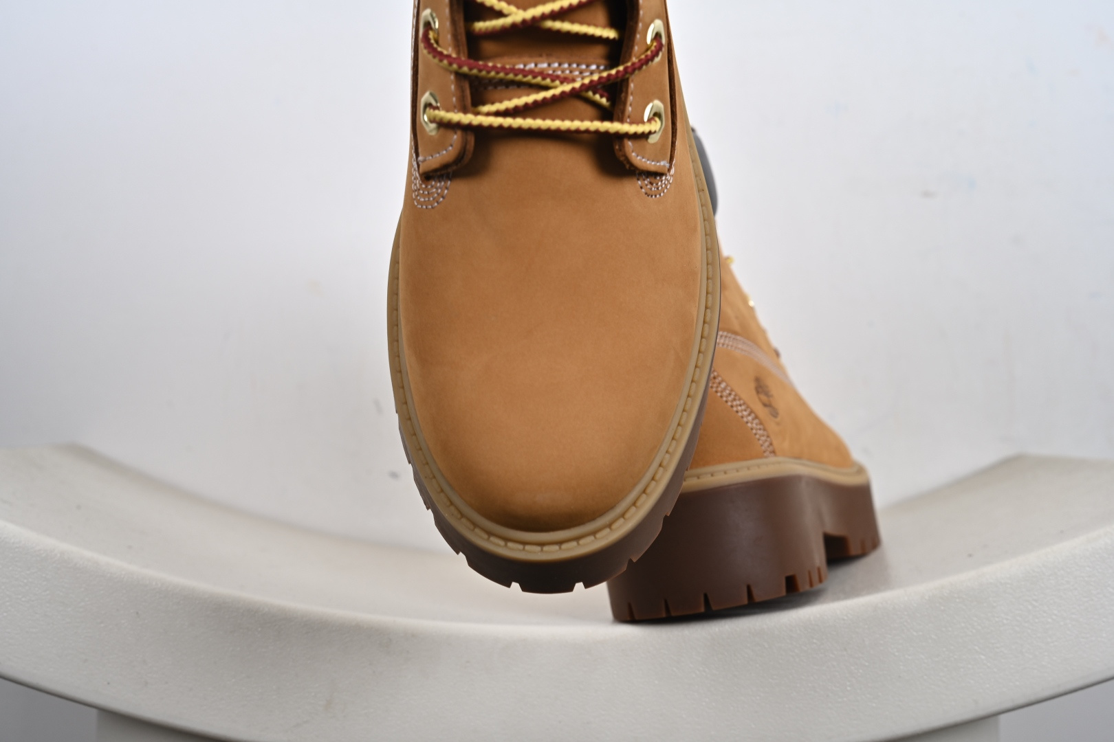 ·添柏岚Timberland Scarponcini Stone Street 6 Inch Boots 登山街头系列经典中帮厚底户外工装风休闲马丁靴“小麦黄黑”TB1A5RJD