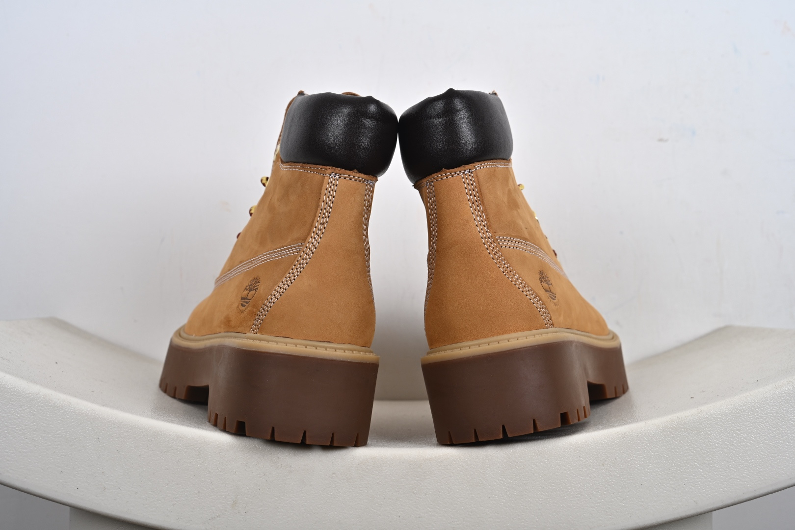 本地💰290终端供货
·添柏岚Timberland Scarponcini Stone Street 6 Inch Boots 登山街头系列经典中帮厚底户外工装风休闲马丁靴“小麦黄黑”TB1A5RJD
尺码:35-40-M1-F4