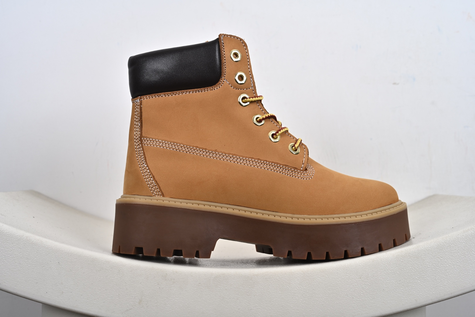 ·添柏岚Timberland Scarponcini Stone Street 6 Inch Boots 登山街头系列经典中帮厚底户外工装风休闲马丁靴“小麦黄黑”TB1A5RJD
