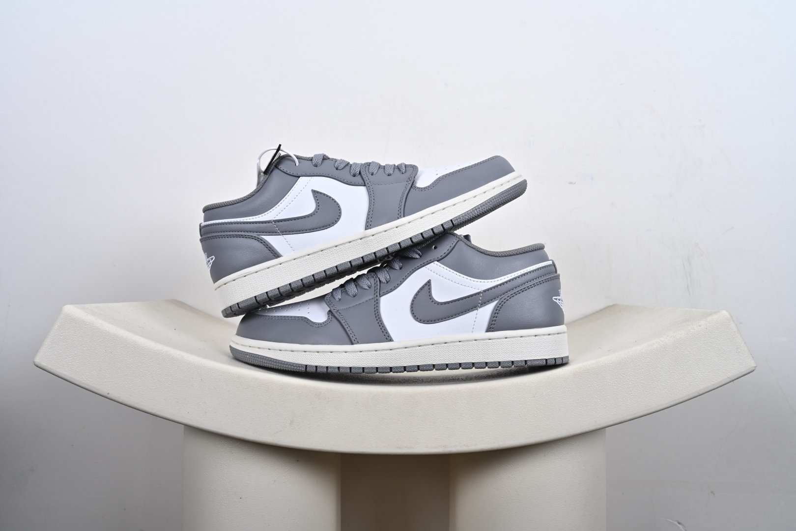 本地💰190支持放店
Nike Air Jordan 1 Low OG 耐克 AJ1乔1低帮休闲板鞋 
货号:CD0774-122、553558-053、尺码:35.5-47.5   
H11顶级版本市场最强团队呕心沥血重资打造完美售后高品质福利版
原鞋原楦原底原料版型正确细节无敌清洁度完持续更新 敬请期待-M1-E6