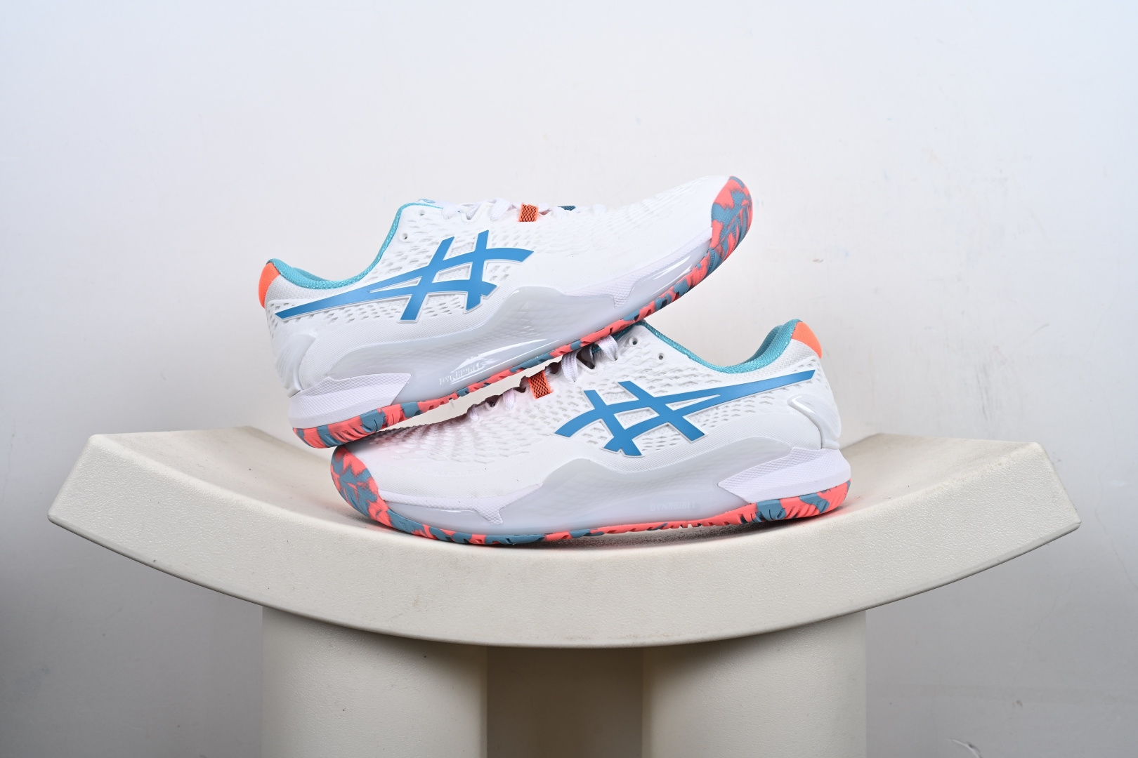 本地💰180支持放店
Asics GEL-RESOLUTION 9
亚瑟士运动休闲透气专业网球鞋
轻量舒适透气材质 全滴塑鞋面中底3D可视GEL缓震胶效果 升级FLYTEFOAM BLAST全新缓震中底部位科技材质
货号：1041A330-001、1041A435-100、
尺码：36-46-X8-E5