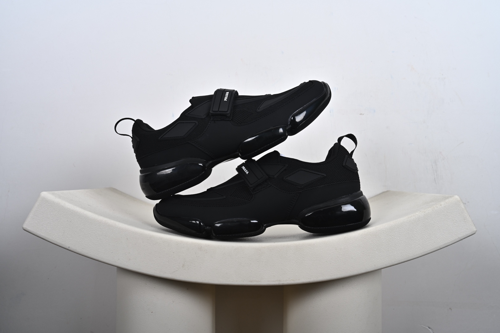 本地💰170支持放店
普拉达Prada America"s Cup Soft Rubber Sneakers 美洲杯系列低帮系带简约百搭休闲运动慢跑鞋
货号:AJ9053
尺码:40 41 42 43 44 45-L2-E4