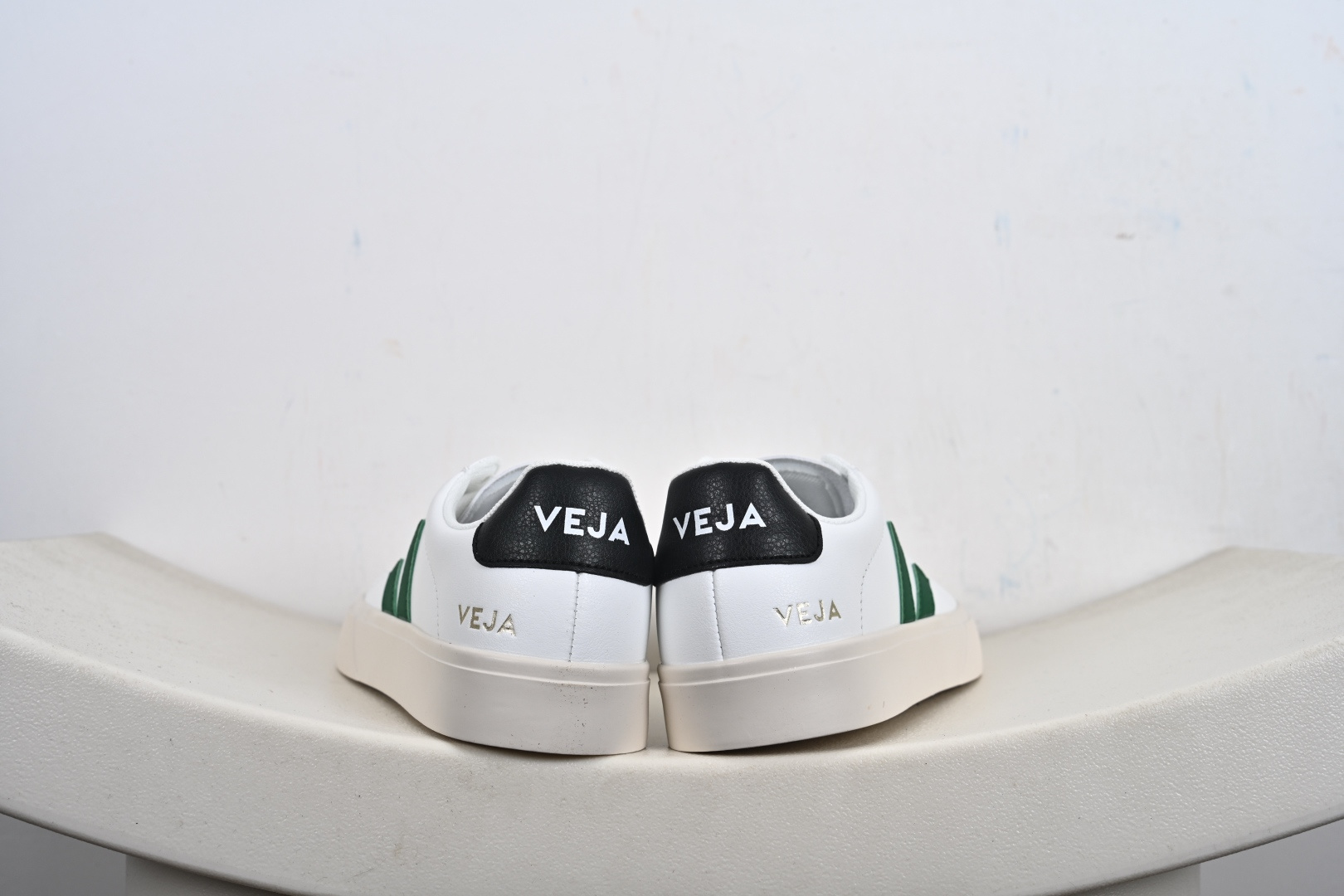 本地💰105支持放店
veja Recife Logo CHROMEFREE LEA
法国小众品牌Veja小白鞋 经典小板鞋
增高且有型 妥妥的通勤之王
VEJA始终以绿色地球和低碳运动为宗旨
品牌的所有单品也均用环保材料制作
始终以行动承担对环境的责任
此款VEJA 男女款情侣运动鞋
采用透气皮革鞋面 时尚简约 轻薄舒适
官方货号: CP052195、CP051928
尺码: 36-45没半码-L2-7X