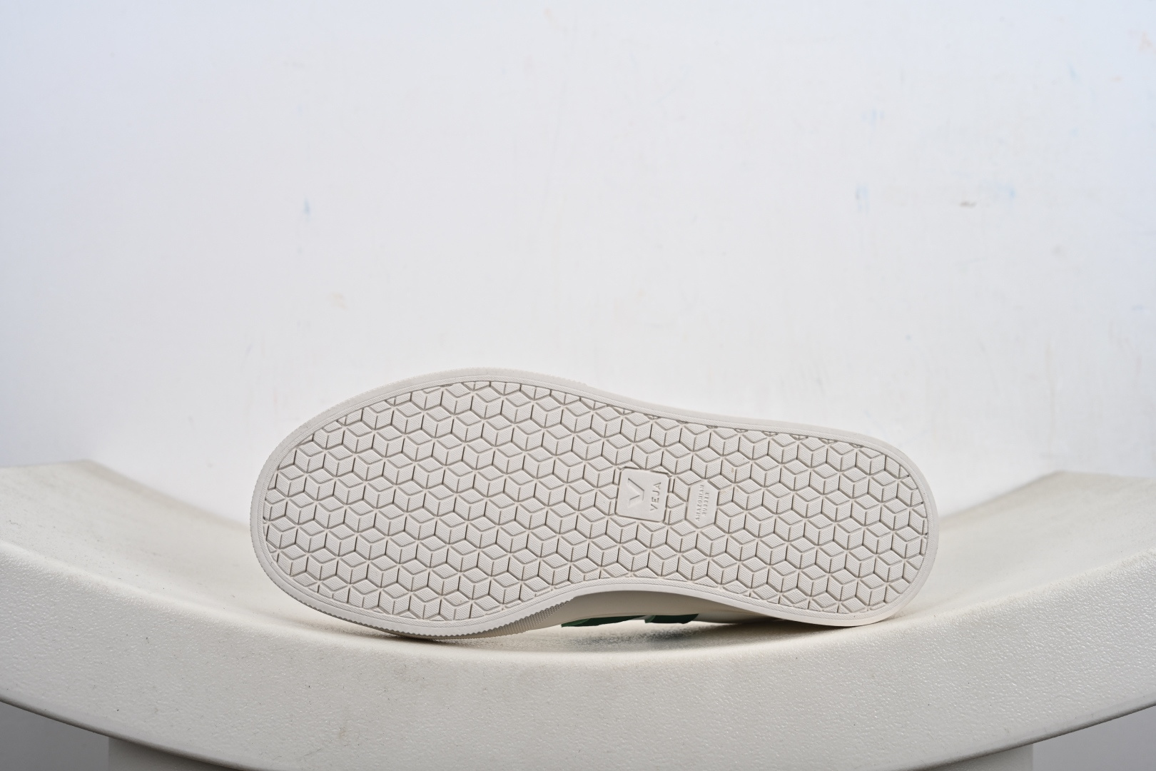 本地💰105支持放店
veja Recife Logo CHROMEFREE LEA
法国小众品牌Veja小白鞋 经典小板鞋
增高且有型 妥妥的通勤之王
VEJA始终以绿色地球和低碳运动为宗旨
品牌的所有单品也均用环保材料制作
始终以行动承担对环境的责任
此款VEJA 男女款情侣运动鞋
采用透气皮革鞋面 时尚简约 轻薄舒适
官方货号: CP052195、CP051928
尺码: 36-45没半码-L2-7X