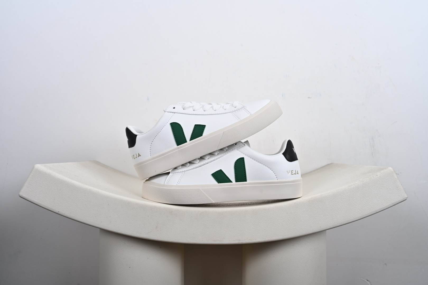 本地💰105支持放店
veja Recife Logo CHROMEFREE LEA
法国小众品牌Veja小白鞋 经典小板鞋
增高且有型 妥妥的通勤之王 
VEJA始终以绿色地球和低碳运动为宗旨
品牌的所有单品也均用环保材料制作
始终以行动承担对环境的责任
此款VEJA 男女款情侣运动鞋
采用透气皮革鞋面 时尚简约 轻薄舒适
官方货号: CP052195、CP051928
尺码: 36-45没半码-L2-7X