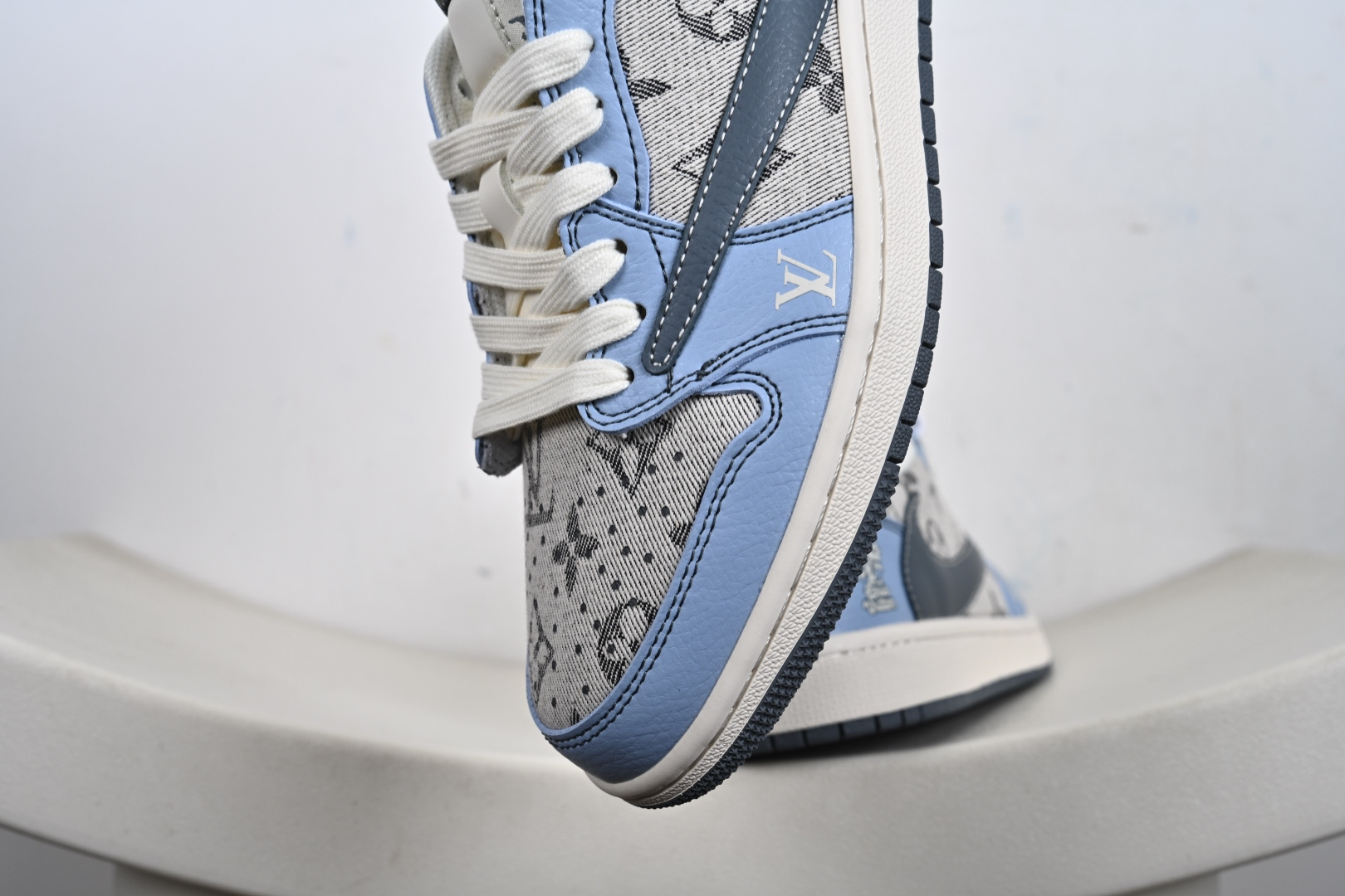 Travis Scott x Fragment Design x Jordan Air Jordan 1 Low OG SP “LV联名——天蓝灰布印花” XS7089-606