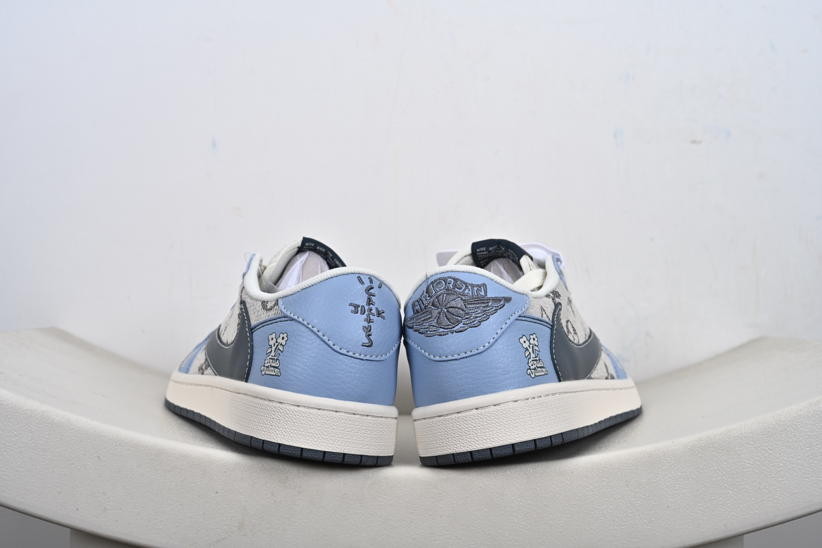 Travis Scott x Fragment Design x Jordan Air Jordan 1 Low OG SP “LV联名——天蓝灰布印花” XS7089-606