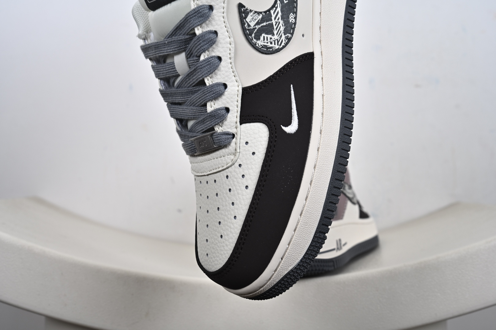 Nike Air Force 1 ‘07 Low “北面联名——米灰黑涂鸦勾”空军一号 高端定制 低帮 运动鞋 QW5606-271