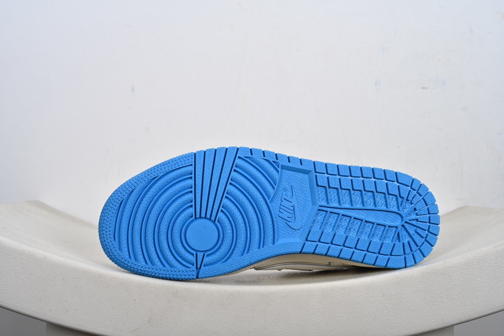 Nike AIR JORDAN 1HI ZOOM AIR乔1倒钩联名款 低帮文化休闲板鞋 XB1979-024