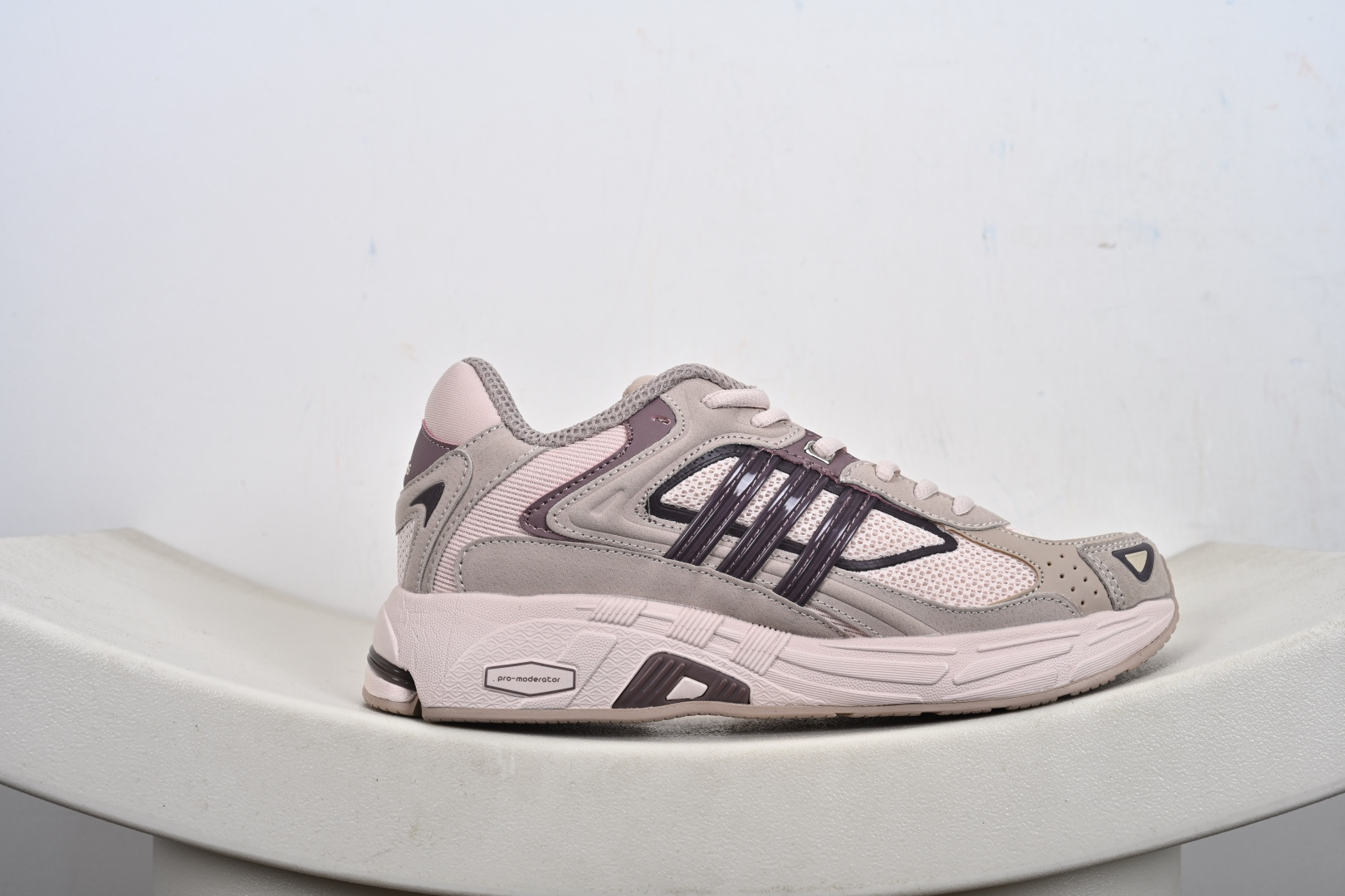 本地💰170支持放店
AD Originals Response CL 复古休闲跑步鞋 鞋身采用大面积的麂皮和网布材质,复古感拉满。中底采用阿迪达斯经典的adiprene,后掌添加新的Pro-miderotor科技,脚感回弹力十足。橡胶大底上带有清晰复杂纹路,提升抓地力。
货号:IH2565、IH2566、FW4440、IH3367、
尺码:36-45(半)-M1-E4