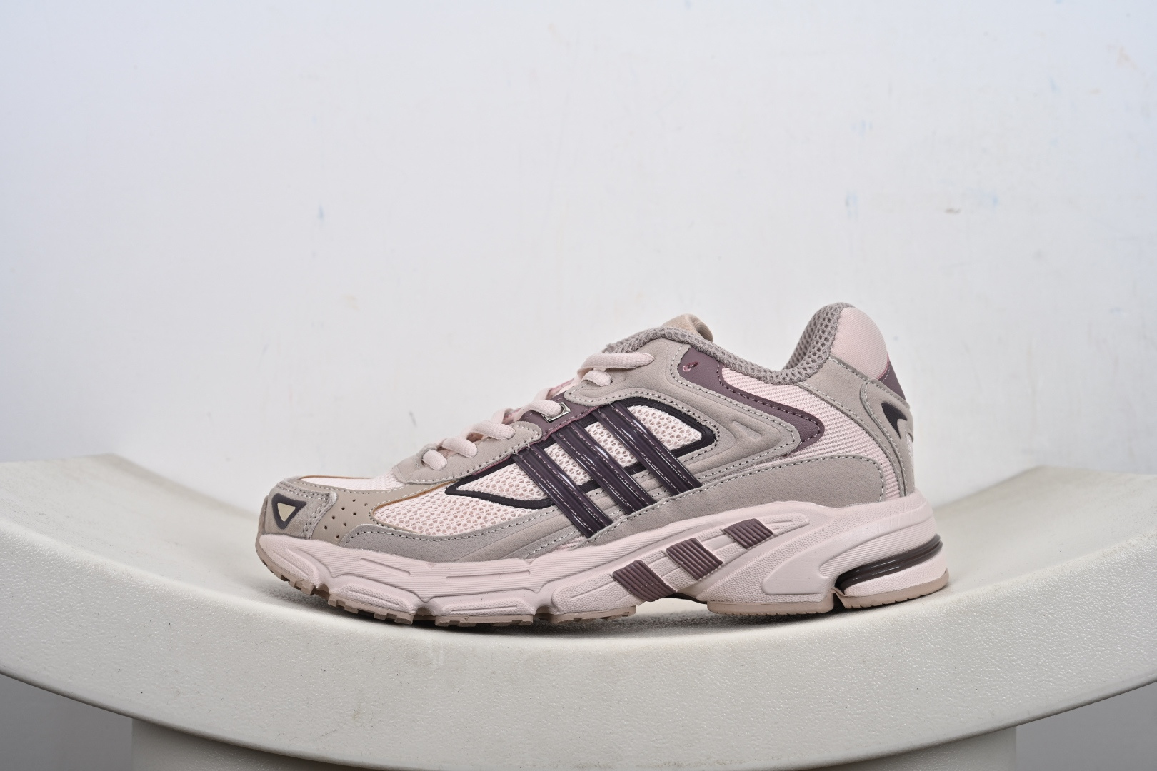 本地💰170支持放店
AD Originals Response CL 复古休闲跑步鞋 鞋身采用大面积的麂皮和网布材质,复古感拉满。中底采用阿迪达斯经典的adiprene,后掌添加新的Pro-miderotor科技,脚感回弹力十足。橡胶大底上带有清晰复杂纹路,提升抓地力。
货号:IH2565、IH2566、FW4440、IH3367、
尺码:36-45(半)-M1-E4