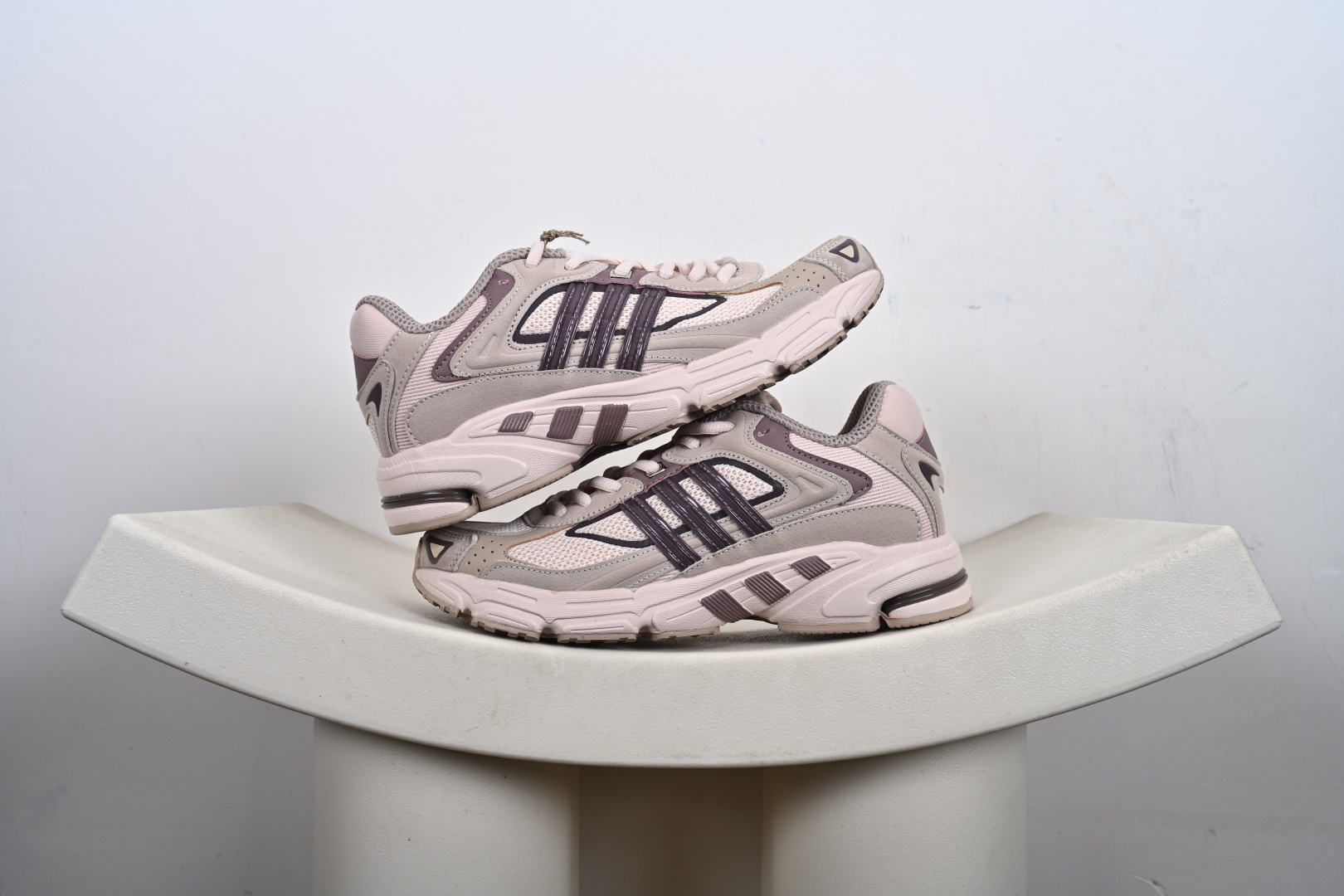 #合集💕
本地💰170支持放店
AD Originals Response CL 复古休闲跑步鞋 鞋身采用大面积的麂皮和网布材质,复古感拉满。中底采用阿迪达斯经典的adiprene,后掌添加新的Pro-miderotor科技,脚感回弹力十足。橡胶大底上带有清晰复杂纹路,提升抓地力。
货号:IH2565、IH2566、FW4440、IH3367、ID3150、IG6917、-M1-E4