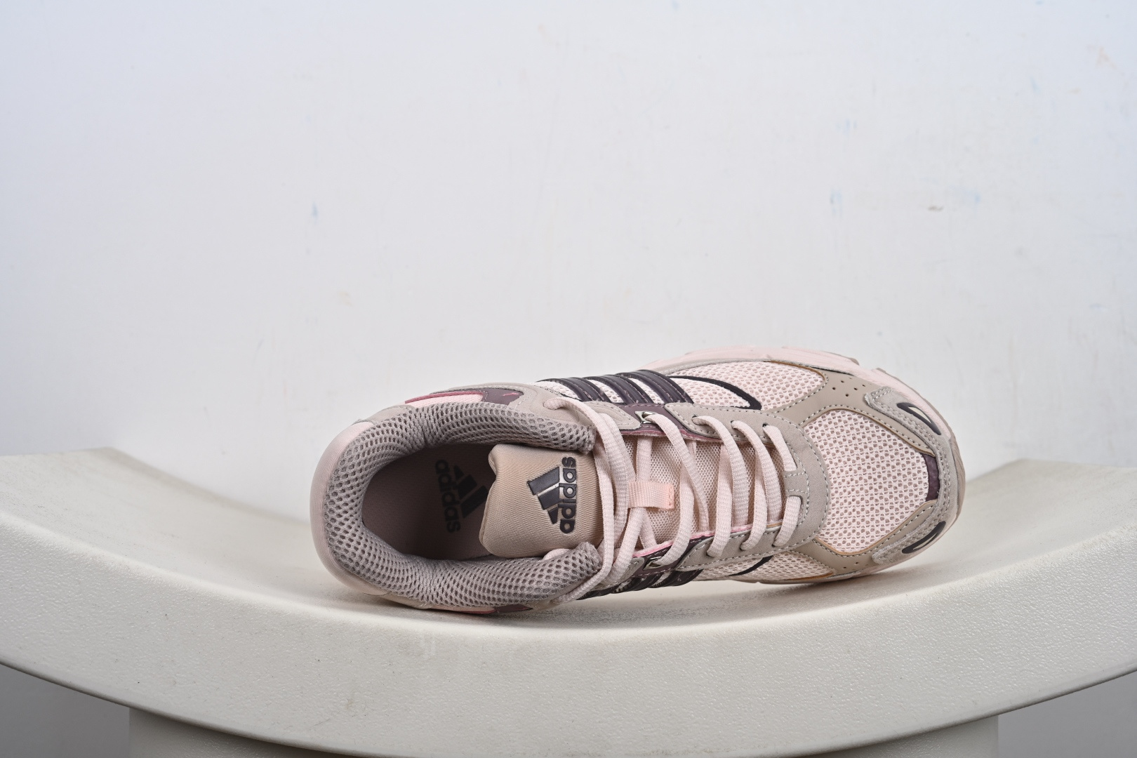 本地💰170支持放店
AD Originals Response CL 复古休闲跑步鞋 鞋身采用大面积的麂皮和网布材质,复古感拉满。中底采用阿迪达斯经典的adiprene,后掌添加新的Pro-miderotor科技,脚感回弹力十足。橡胶大底上带有清晰复杂纹路,提升抓地力。
货号:IH2565、IH2566、FW4440、IH3367、
尺码:36-45(半)-M1-E4