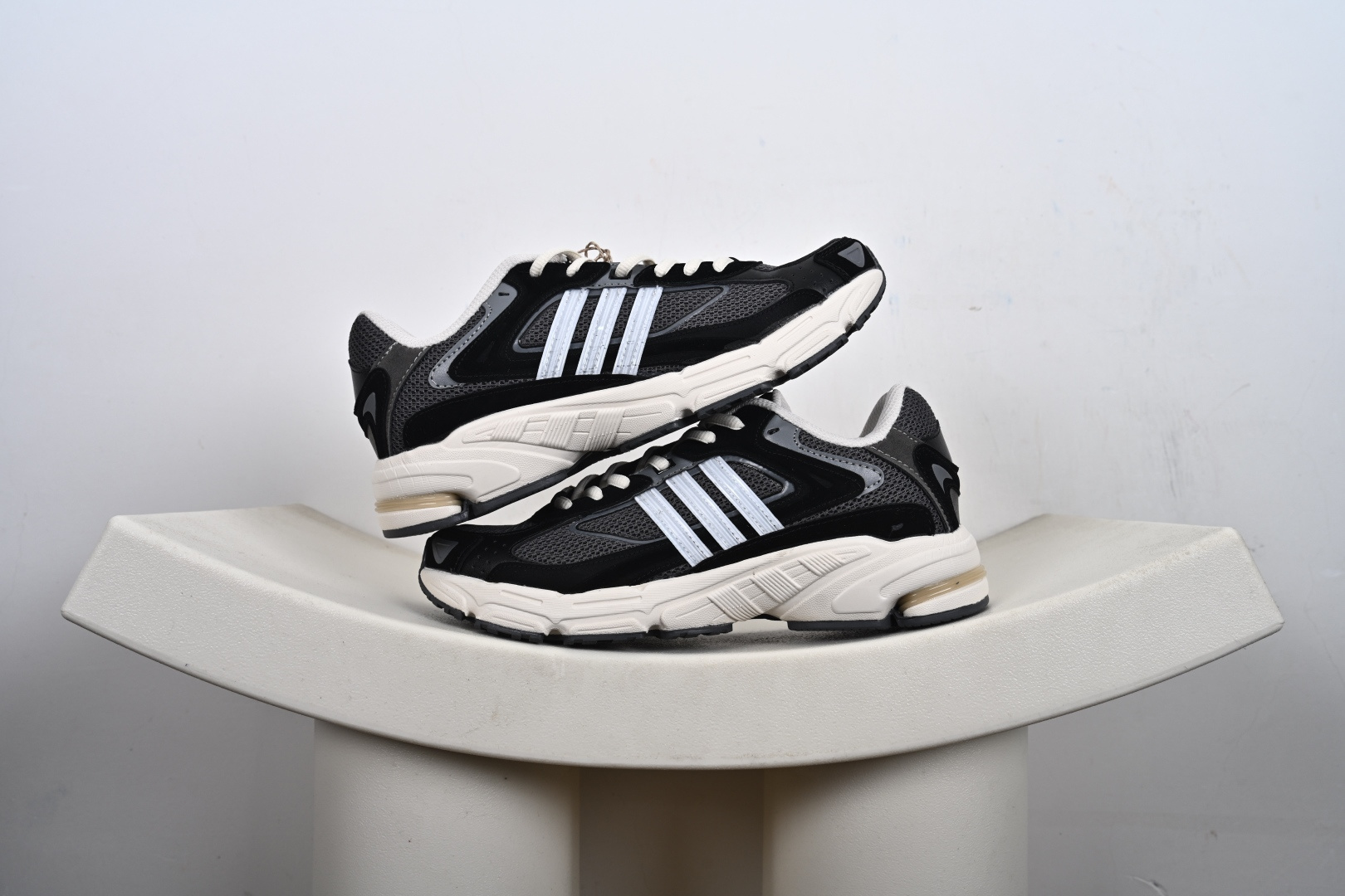 #合集💕
本地💰170支持放店
AD Originals Response CL 复古休闲跑步鞋 鞋身采用大面积的麂皮和网布材质，复古感拉满。中底采用阿迪达斯经典的adiprene，后掌添加新的Pro-miderotor科技，脚感回弹力十足。橡胶大底上带有清晰复杂纹路，提升抓地力。 
货号：IH2565、IH2566、FW4440、IH3367、ID3150、IG6917、-M1-E4