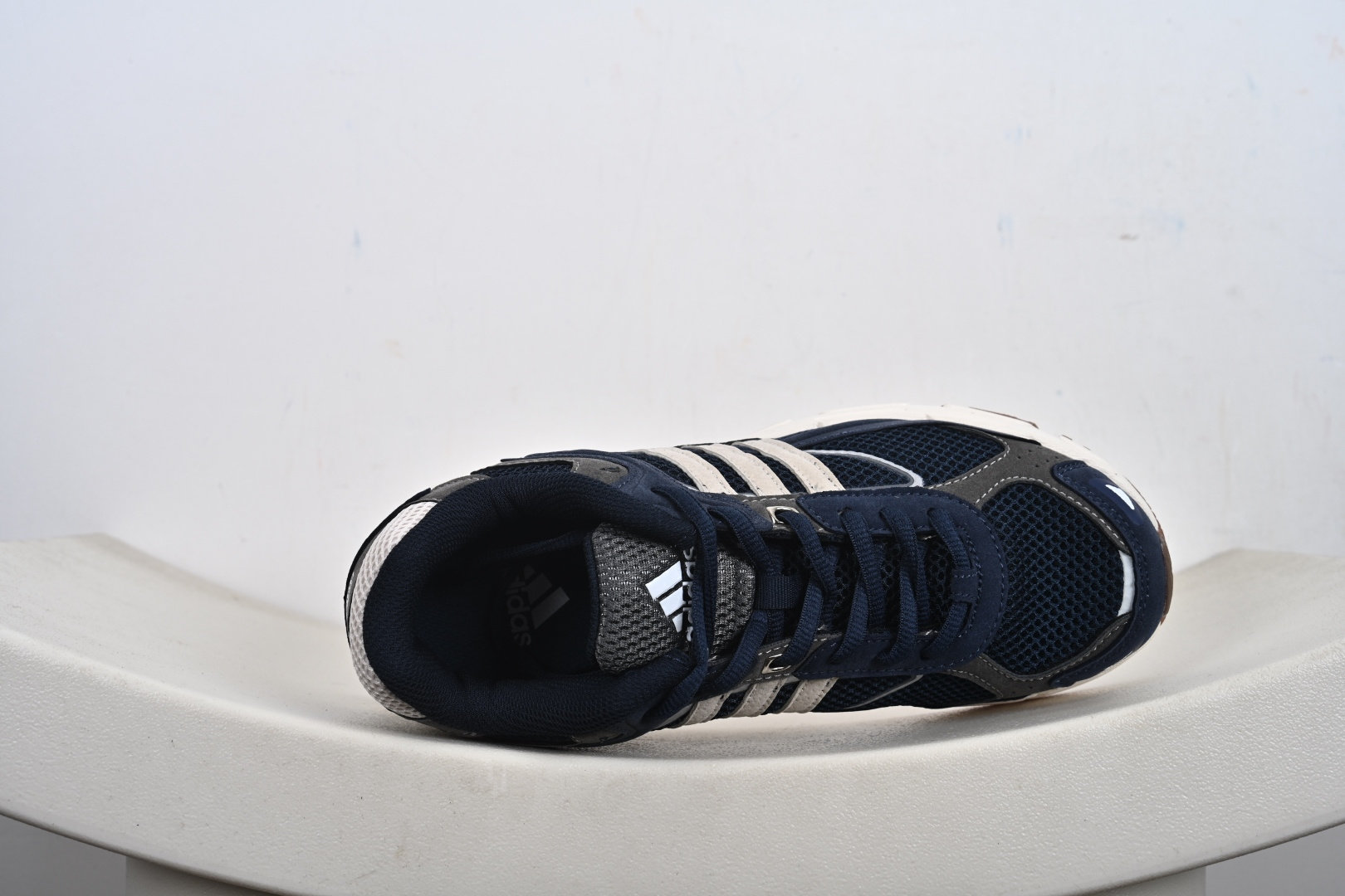 本地💰170支持放店
AD Originals Response CL 复古休闲跑步鞋 鞋身采用大面积的麂皮和网布材质,复古感拉满。中底采用阿迪达斯经典的adiprene,后掌添加新的Pro-miderotor科技,脚感回弹力十足。橡胶大底上带有清晰复杂纹路,提升抓地力。
货号:IH2565、IH2566、FW4440、IH3367、ID3150、IG6917、
尺码:40-45(半)-M1-E4