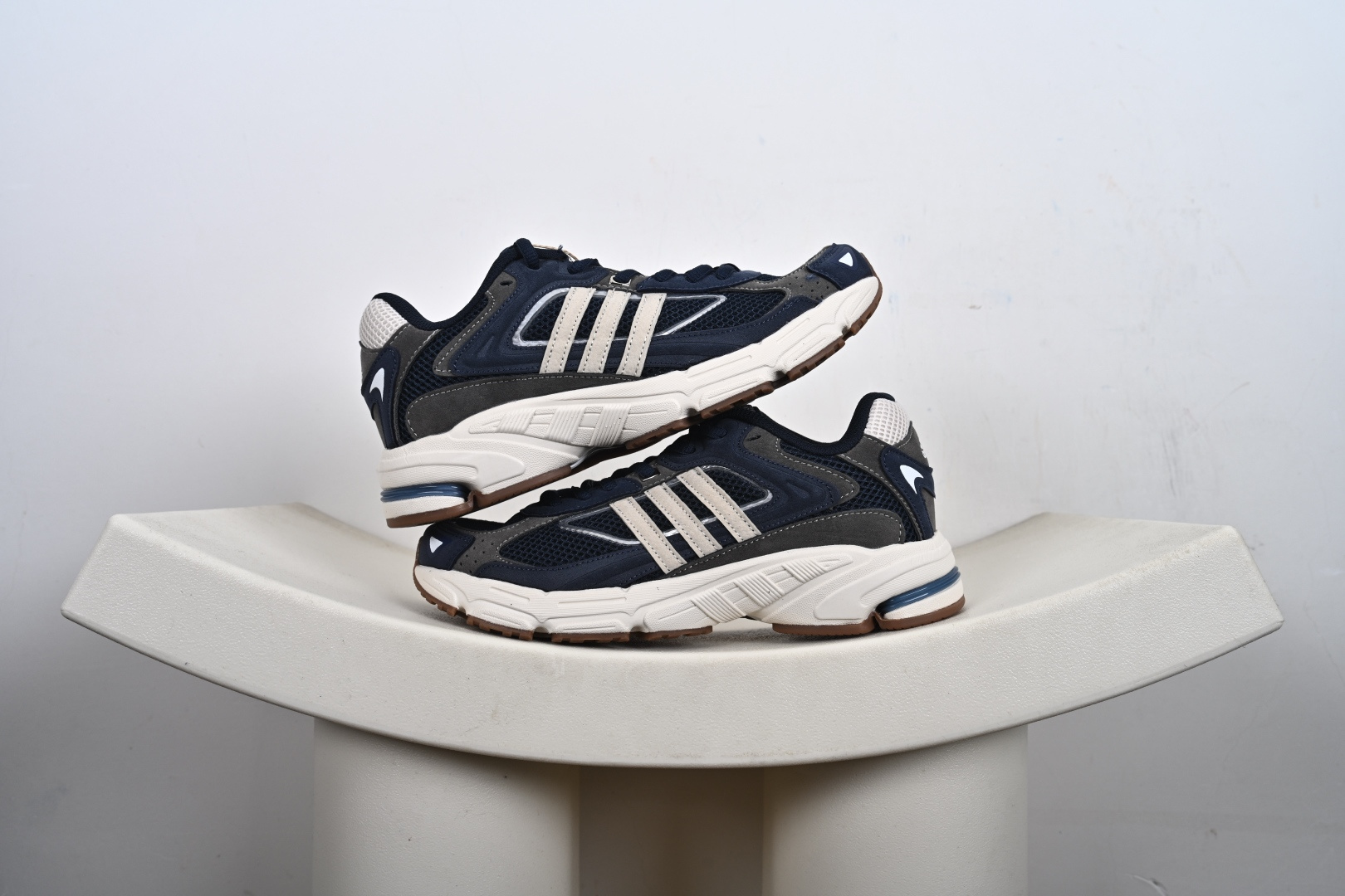 本地💰170支持放店
AD Originals Response CL 复古休闲跑步鞋 鞋身采用大面积的麂皮和网布材质，复古感拉满。中底采用阿迪达斯经典的adiprene，后掌添加新的Pro-miderotor科技，脚感回弹力十足。橡胶大底上带有清晰复杂纹路，提升抓地力。 
货号：IH2565、IH2566、FW4440、IH3367、ID3150、IG6917、
尺码：40-45（半）-M1-E4