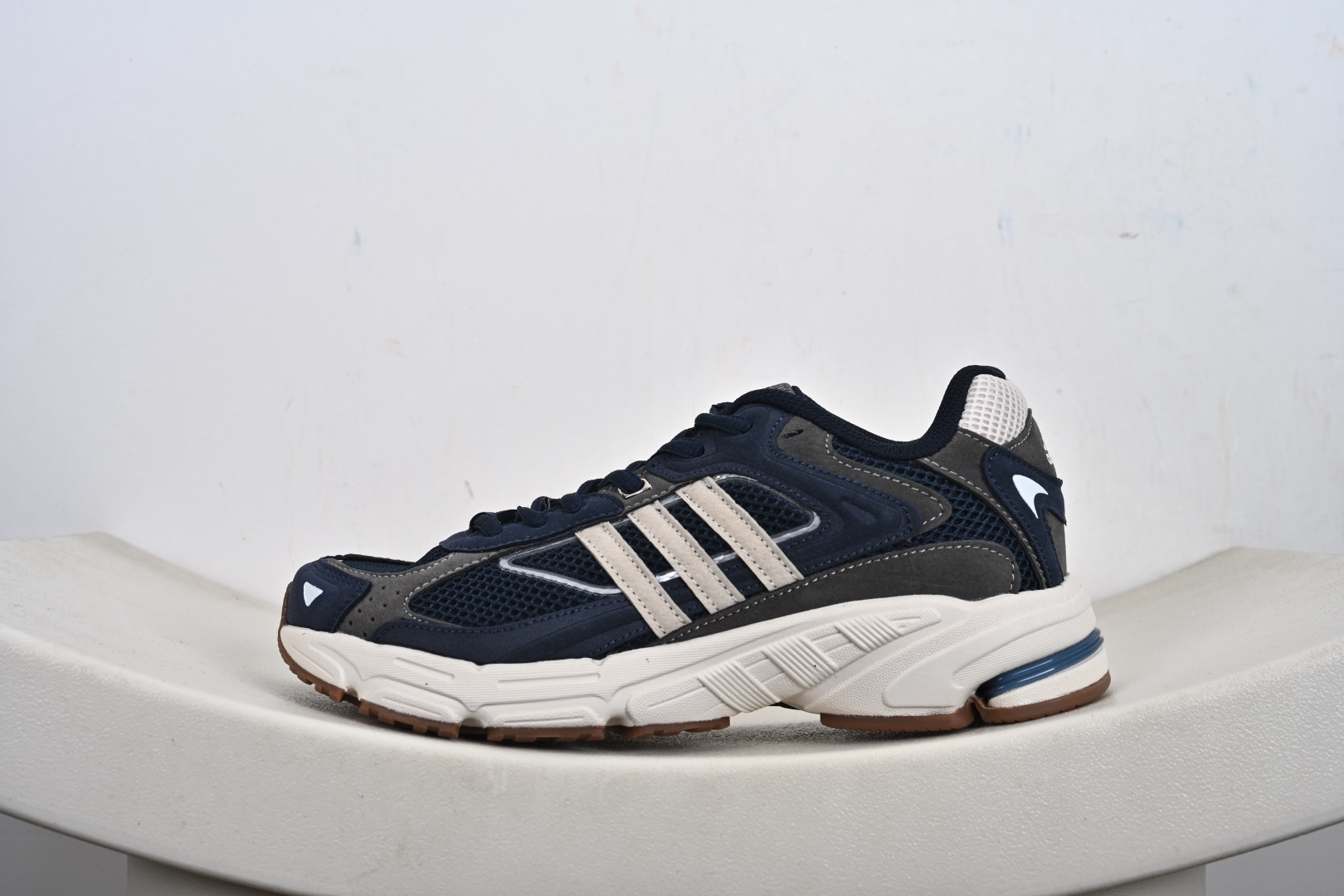 本地💰170支持放店
AD Originals Response CL 复古休闲跑步鞋 鞋身采用大面积的麂皮和网布材质,复古感拉满。中底采用阿迪达斯经典的adiprene,后掌添加新的Pro-miderotor科技,脚感回弹力十足。橡胶大底上带有清晰复杂纹路,提升抓地力。
货号:IH2565、IH2566、FW4440、IH3367、ID3150、IG6917、
尺码:40-45(半)-M1-E4