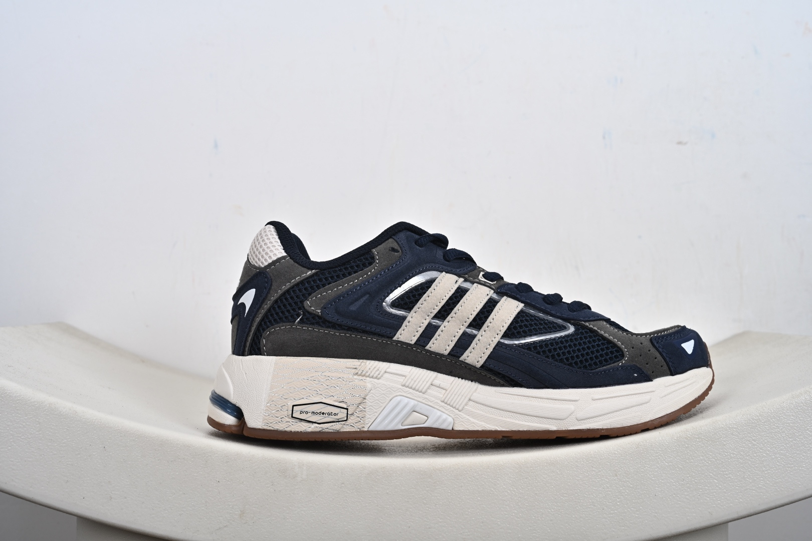 本地💰170支持放店
AD Originals Response CL 复古休闲跑步鞋 鞋身采用大面积的麂皮和网布材质,复古感拉满。中底采用阿迪达斯经典的adiprene,后掌添加新的Pro-miderotor科技,脚感回弹力十足。橡胶大底上带有清晰复杂纹路,提升抓地力。
货号:IH2565、IH2566、FW4440、IH3367、ID3150、IG6917、
尺码:40-45(半)-M1-E4