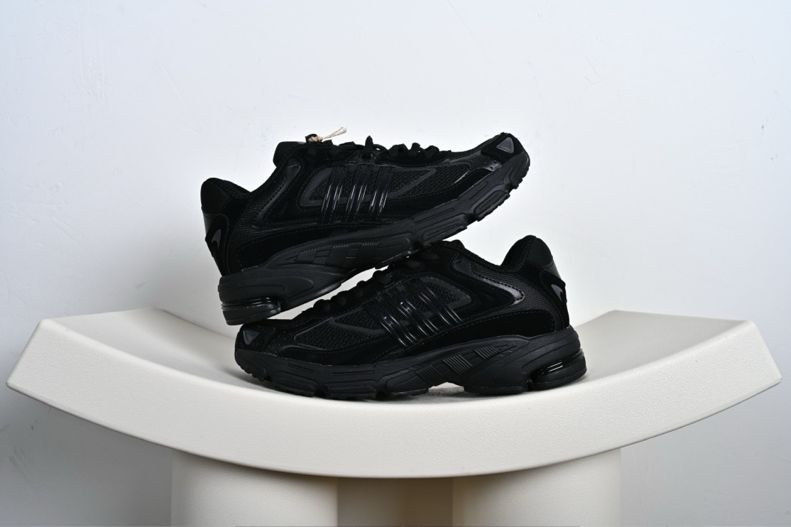 #合集💕
本地💰170支持放店
AD Originals Response CL 复古休闲跑步鞋 鞋身采用大面积的麂皮和网布材质,复古感拉满。中底采用阿迪达斯经典的adiprene,后掌添加新的Pro-miderotor科技,脚感回弹力十足。橡胶大底上带有清晰复杂纹路,提升抓地力。
货号:IH2565、IH2566、FW4440、IH3367、ID3150、IG6917、-M1-E4