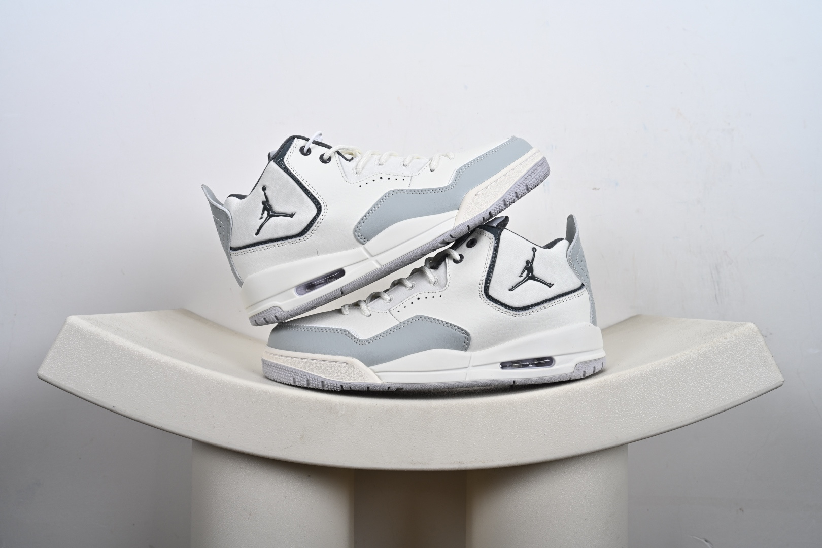 优势放店 Air Jordan Courtside 23 黑白紫 AJ23 乔丹23代 aj23 乔23 黑紫 小藤原浩 乔丹篮球鞋系列 整体采用黑白主色,搭配水晶大底,外加紫色飞人标,AJ3藤原浩辅助,性价比极高呀. 货号:AR1000-006/023/100/104 BQ3262-001 AT0057-200 AR1002-002/003 Jordan Courtside 23 男子运动鞋华丽回归,重现街头,展现优雅的外观与舒适的穿着体验,灵感源自经典的 Air Jordan 33 周年献礼. 1-E7