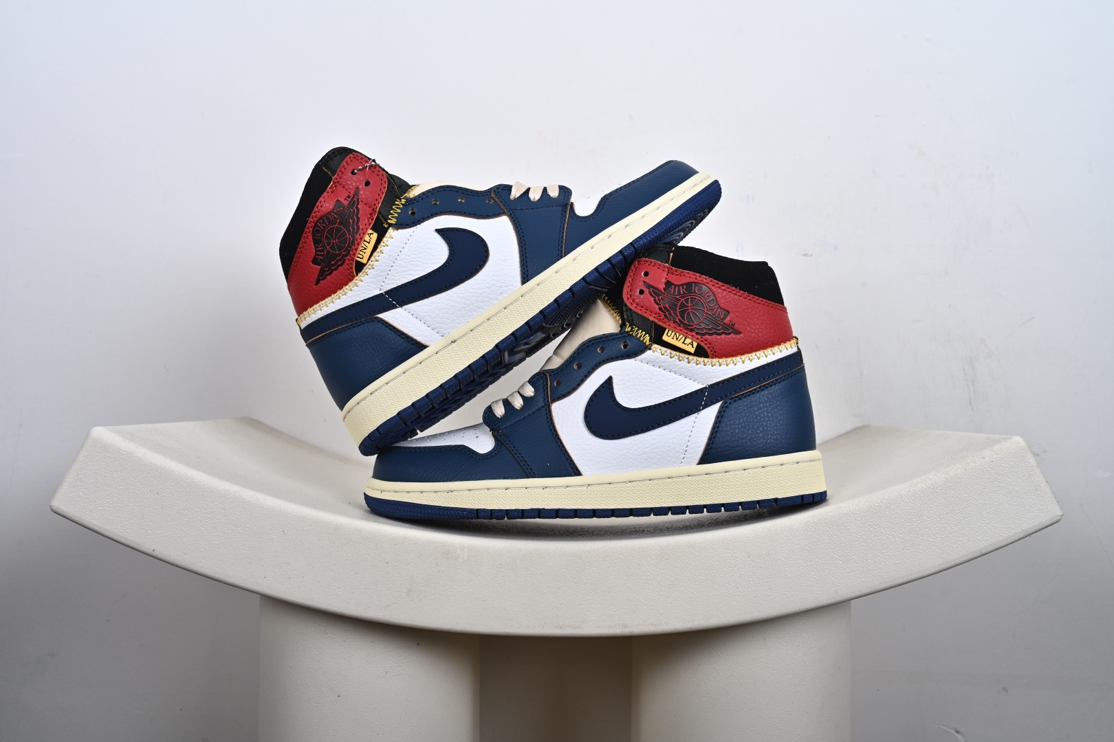 福利 支持放店 ️ ️ ️ Fragment Design x Union x Jordan Air Jordan 1 Retro High Og Nrg 三方联名款 牛皮 舒适 防滑 高帮 复古篮球鞋 男女同款 蓝白拼接 Air Jordan 1于1985年推出,是耐克第一双以乔丹名字命名的篮球鞋,正是这双鞋,开启了一个时代.Air Jordan 1外形的灵感来自于在当年风靡一时的AirForce 1,同时降低中底厚度,减轻重量,增加贴地感,并采用了后掌Air Sole气垫和最经典的飞翼Logo来自于当时的Nike创意总监Peter Moore. 货号:BV1300-106 DZ5485-108 555088-009 DZ5485-041 DZ4137-800 HV8563-600 lBV1300-146 2-E0