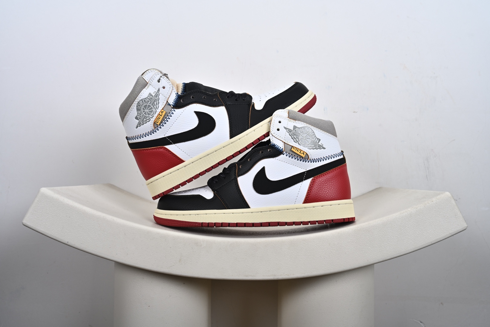 福利 支持放店 ️ ️ ️ Fragment Design x Union x Jordan Air Jordan 1 Retro High Og Nrg 三方联名款 牛皮 舒适 防滑 高帮 复古篮球鞋 男女同款 蓝白拼接 Air Jordan 1于1985年推出,是耐克第一双以乔丹名字命名的篮球鞋,正是这双鞋,开启了一个时代.Air Jordan 1外形的灵感来自于在当年风靡一时的AirForce 1,同时降低中底厚度,减轻重量,增加贴地感,并采用了后掌Air Sole气垫和最经典的飞翼Logo来自于当时的Nike创意总监Peter Moore. 货号:BV1300-106 DZ5485-108 555088-009 DZ5485-041 DZ4137-800 HV8563-600 lBV1300-146 2-E0