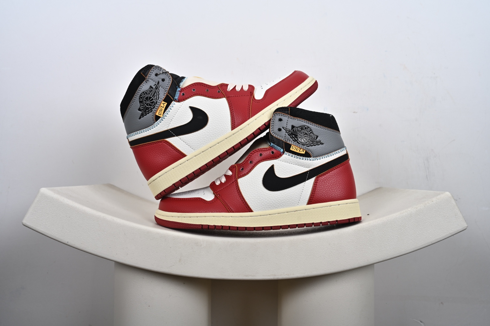 福利 支持放店 ️ ️ ️ Fragment Design x Union x Jordan Air Jordan 1 Retro High Og Nrg 三方联名款 牛皮 舒适 防滑 高帮 复古篮球鞋 男女同款 蓝白拼接 Air Jordan 1于1985年推出,是耐克第一双以乔丹名字命名的篮球鞋,正是这双鞋,开启了一个时代.Air Jordan 1外形的灵感来自于在当年风靡一时的AirForce 1,同时降低中底厚度,减轻重量,增加贴地感,并采用了后掌Air Sole气垫和最经典的飞翼Logo来自于当时的Nike创意总监Peter Moore. 货号:BV1300-106 DZ5485-108 555088-009 DZ5485-041 DZ4137-800 HV8563-600 lBV1300-146 2-E0