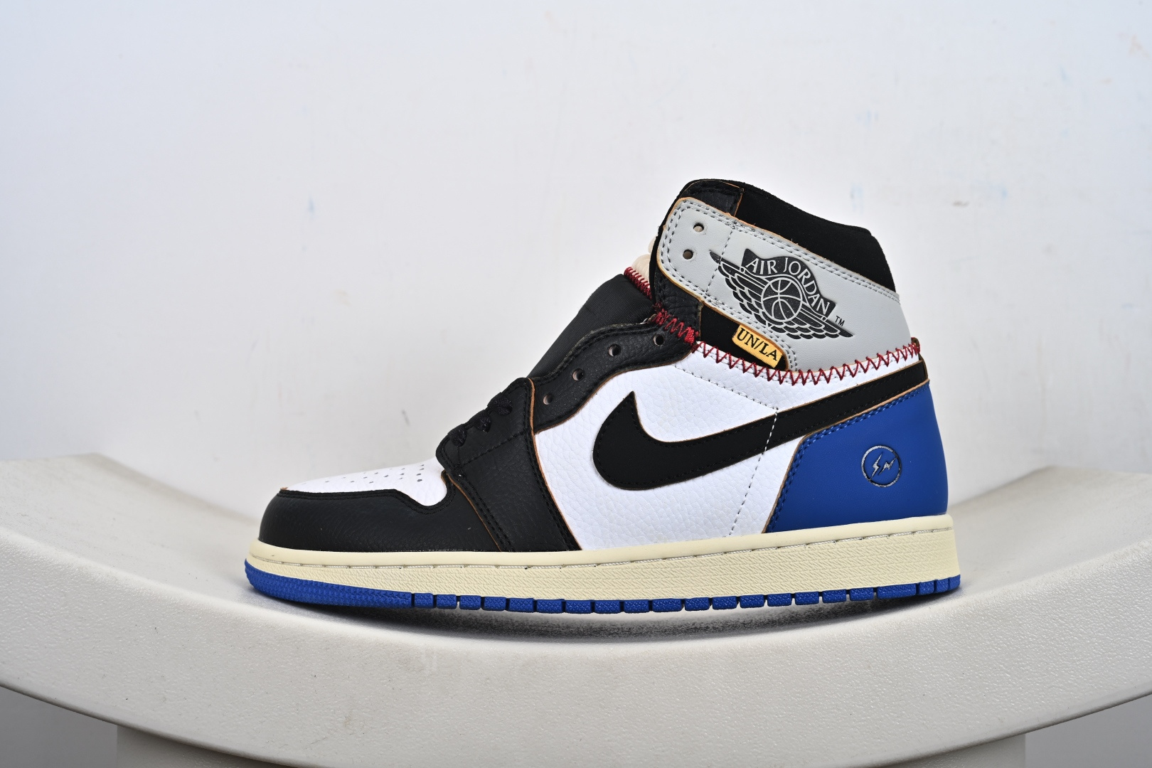 福利 支持放店 ️ ️ ️ Fragment Design x Union x Jordan Air Jordan 1 Retro High Og Nrg 三方联名款 牛皮 舒适 防滑 高帮 复古篮球鞋 男女同款 蓝白拼接 Air Jordan 1于1985年推出,是耐克第一双以乔丹名字命名的篮球鞋,正是这双鞋,开启了一个时代.Air Jordan 1外形的灵感来自于在当年风靡一时的AirForce 1,同时降低中底厚度,减轻重量,增加贴地感,并采用了后掌Air Sole气垫和最经典的飞翼Logo来自于当时的Nike创意总监Peter Moore. 货号:BV1300-106 DZ5485-108 555088-009 DZ5485-041 DZ4137-800 HV8563-600 lBV1300-146 2-E0