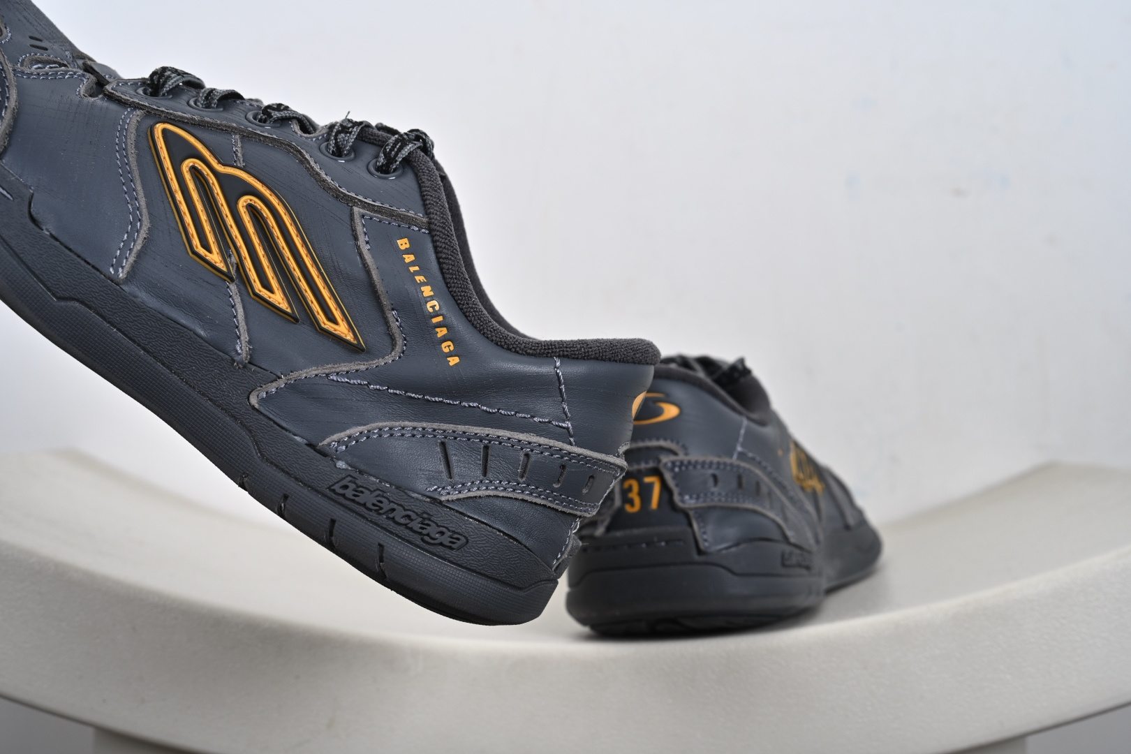 Balenciaga 巴黎世家 Hamptons 手工做旧款 牛皮革 复古圆头系带低帮休闲鞋 841765 WCURB 9141 841765 WCURB 1180