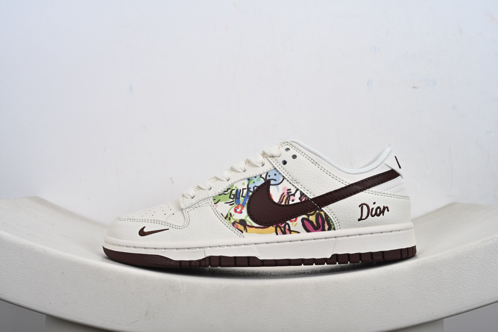 定制版Nike SB Dunk Low “迪奥联名——涂鸦米酒红勾” 高端定制 低帮休闲板鞋 QW5836-033