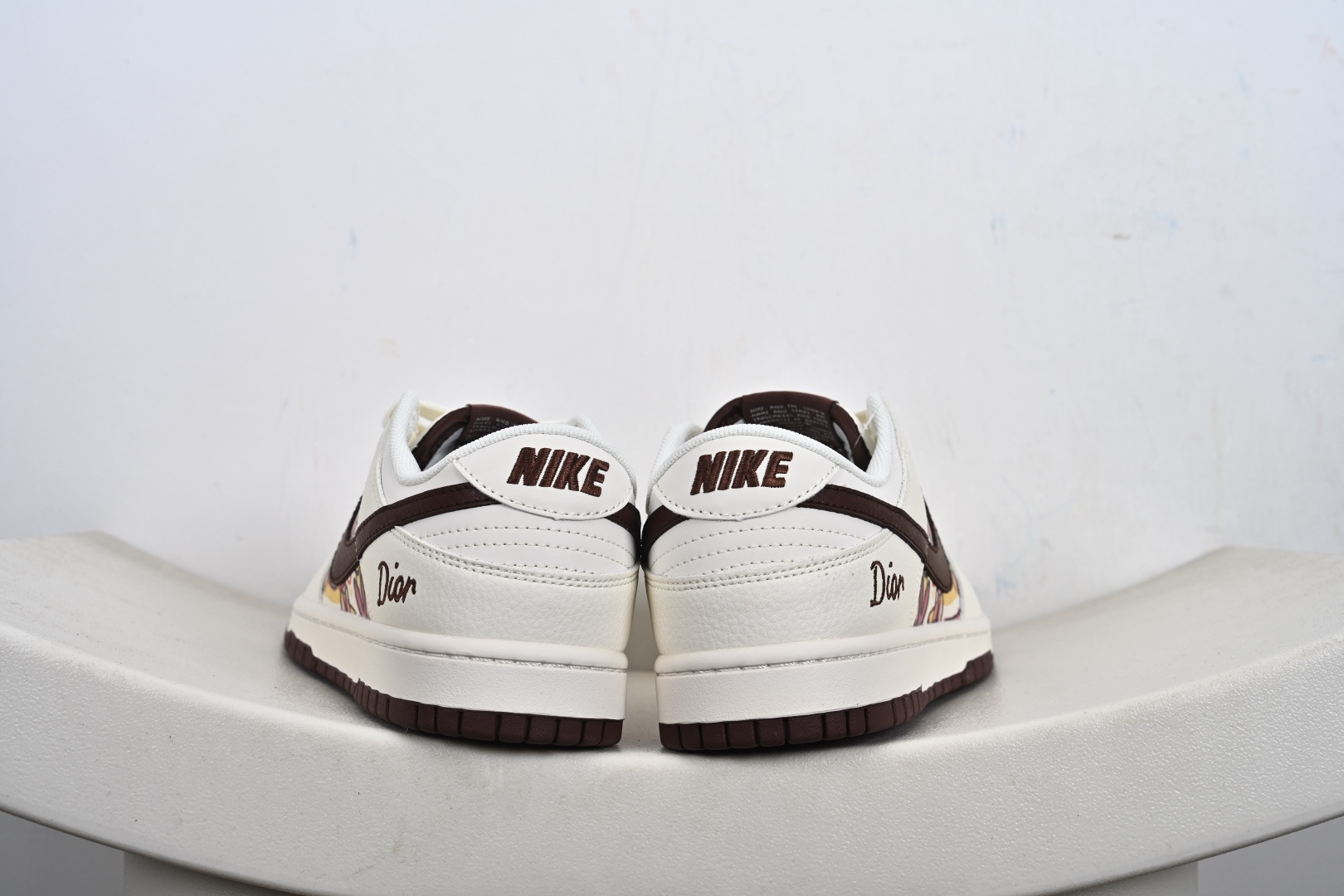 定制版Nike SB Dunk Low “迪奥联名——涂鸦米酒红勾” 高端定制 低帮休闲板鞋 QW5836-033