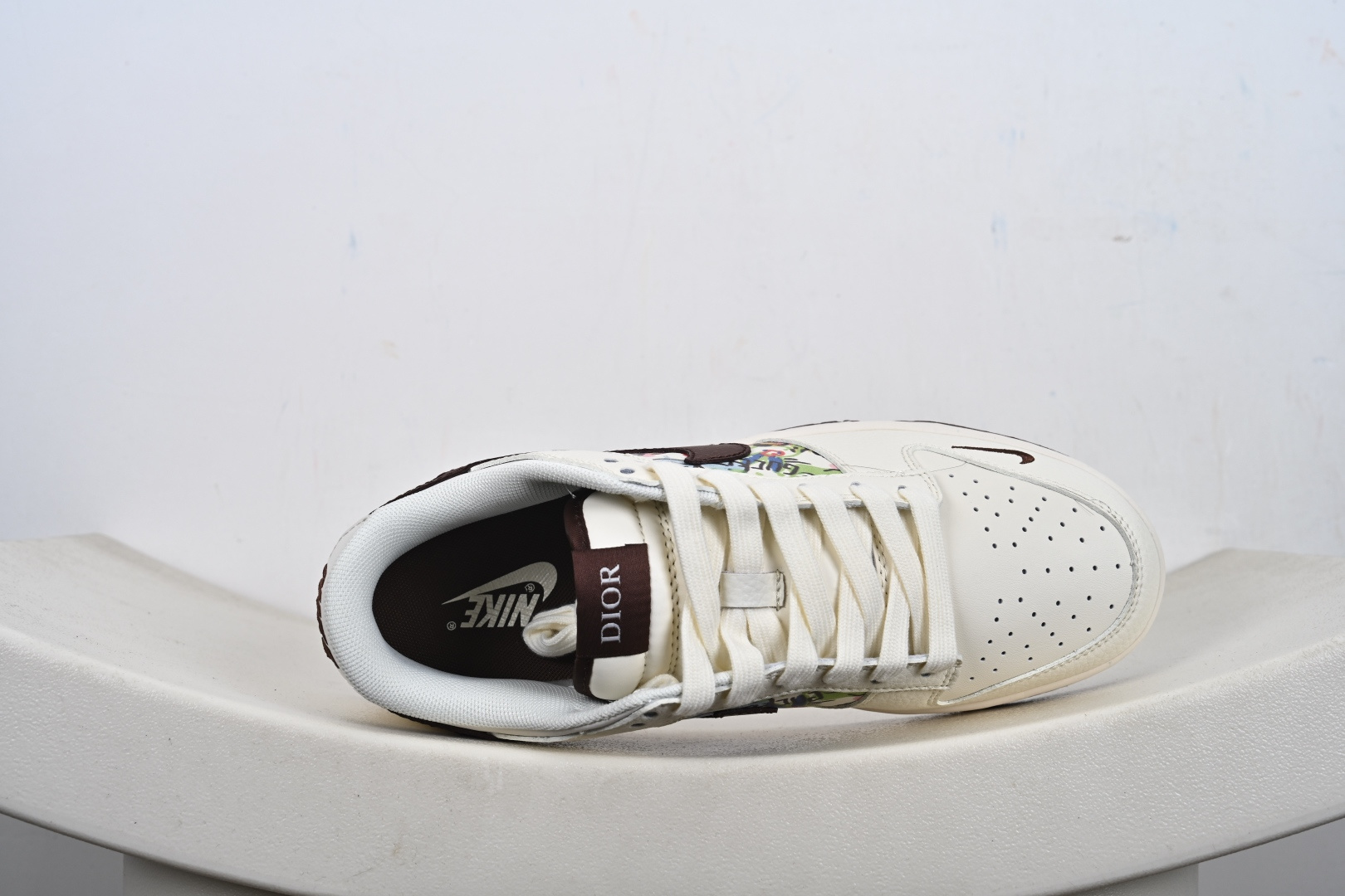定制版Nike SB Dunk Low “迪奥联名——涂鸦米酒红勾” 高端定制 低帮休闲板鞋 QW5836-033
