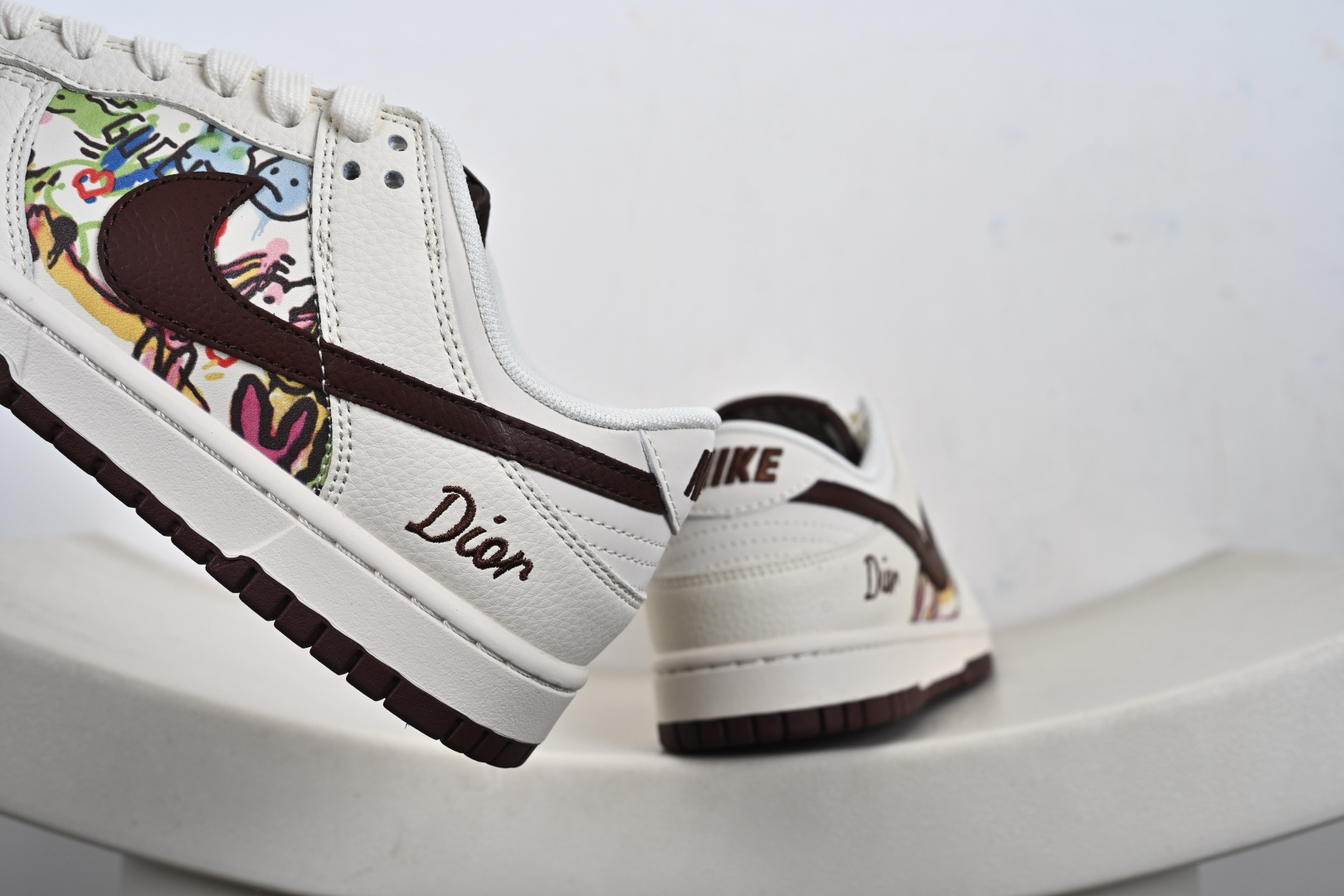 定制版Nike SB Dunk Low “迪奥联名——涂鸦米酒红勾” 高端定制 低帮休闲板鞋 QW5836-033