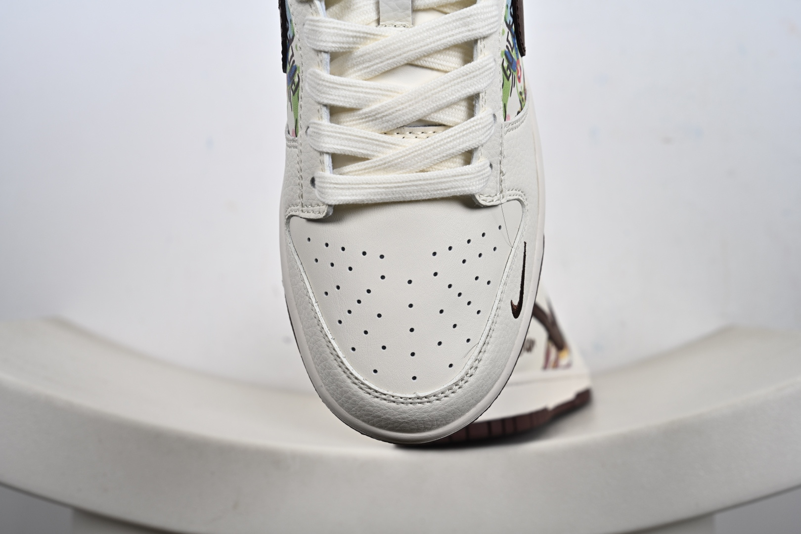 定制版Nike SB Dunk Low “迪奥联名——涂鸦米酒红勾” 高端定制 低帮休闲板鞋 QW5836-033