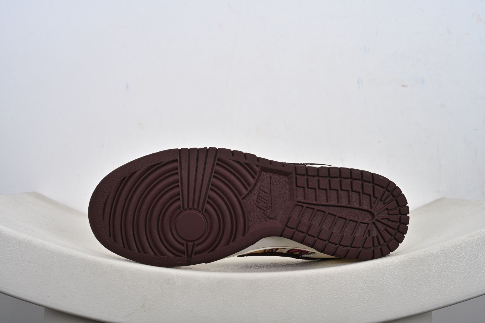 定制版Nike SB Dunk Low “迪奥联名——涂鸦米酒红勾” 高端定制 低帮休闲板鞋 QW5836-033