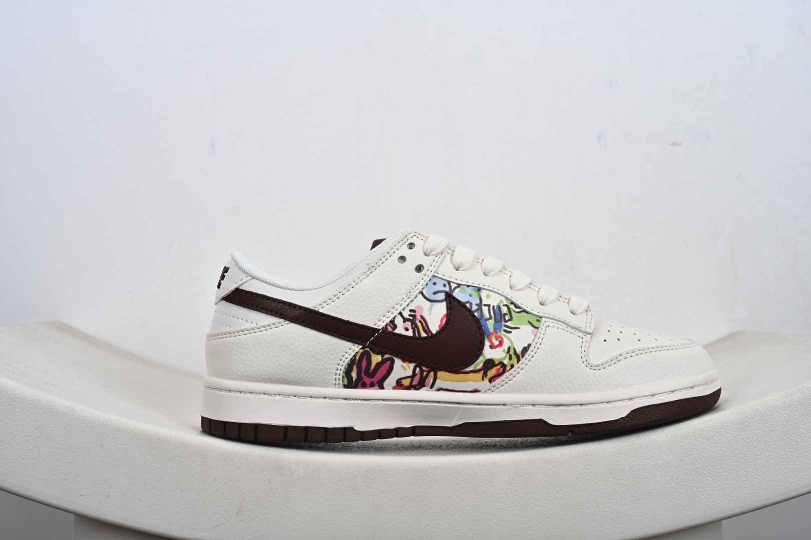 定制版Nike SB Dunk Low “迪奥联名——涂鸦米酒红勾” 高端定制 低帮休闲板鞋 QW5836-033