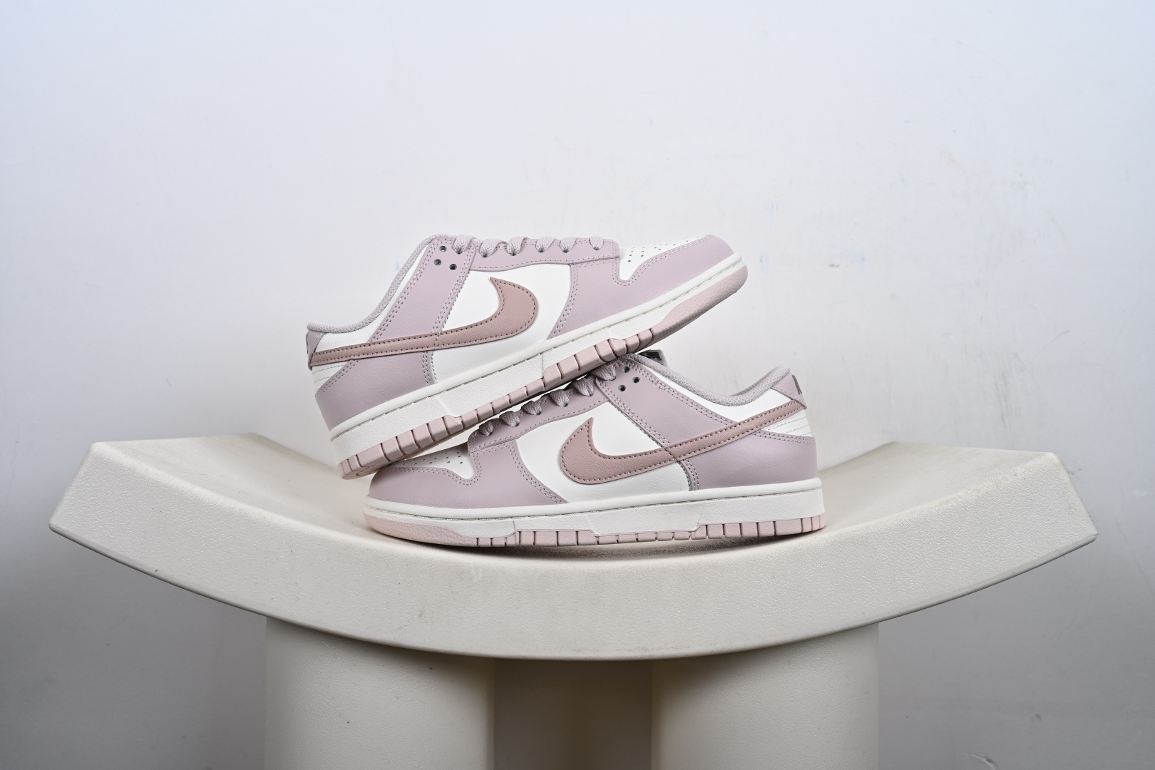 本地💰180支持放店
纯原 NK Dunk Low 柔雾粉 IM6572-602 
实力大厂出品 新配色陆续开发 利润个位数只为口碑 全套原纸板楦头开发 确保原汁原味 完美呈现DUNK版型 一比一鞋头弧度高度鞋身弧度 此版本只针对中端市场 皮料材质有所更替 其他数据细节工艺流程均保持一致 绝不口嗨 细节品控鞋型随意对比 独家私模官方第六代原厂航空铝磨具打磨大底 鞋头坡度极致还原 无解鞋型 原盒原配 圈内天花板工艺 原厂玻璃冲刀 超高清洁度 全鞋零毛边皮料切割 原厂中底布点胶 中底布拉帮走线遵循公司 
SIZE：35-40-F6-E5