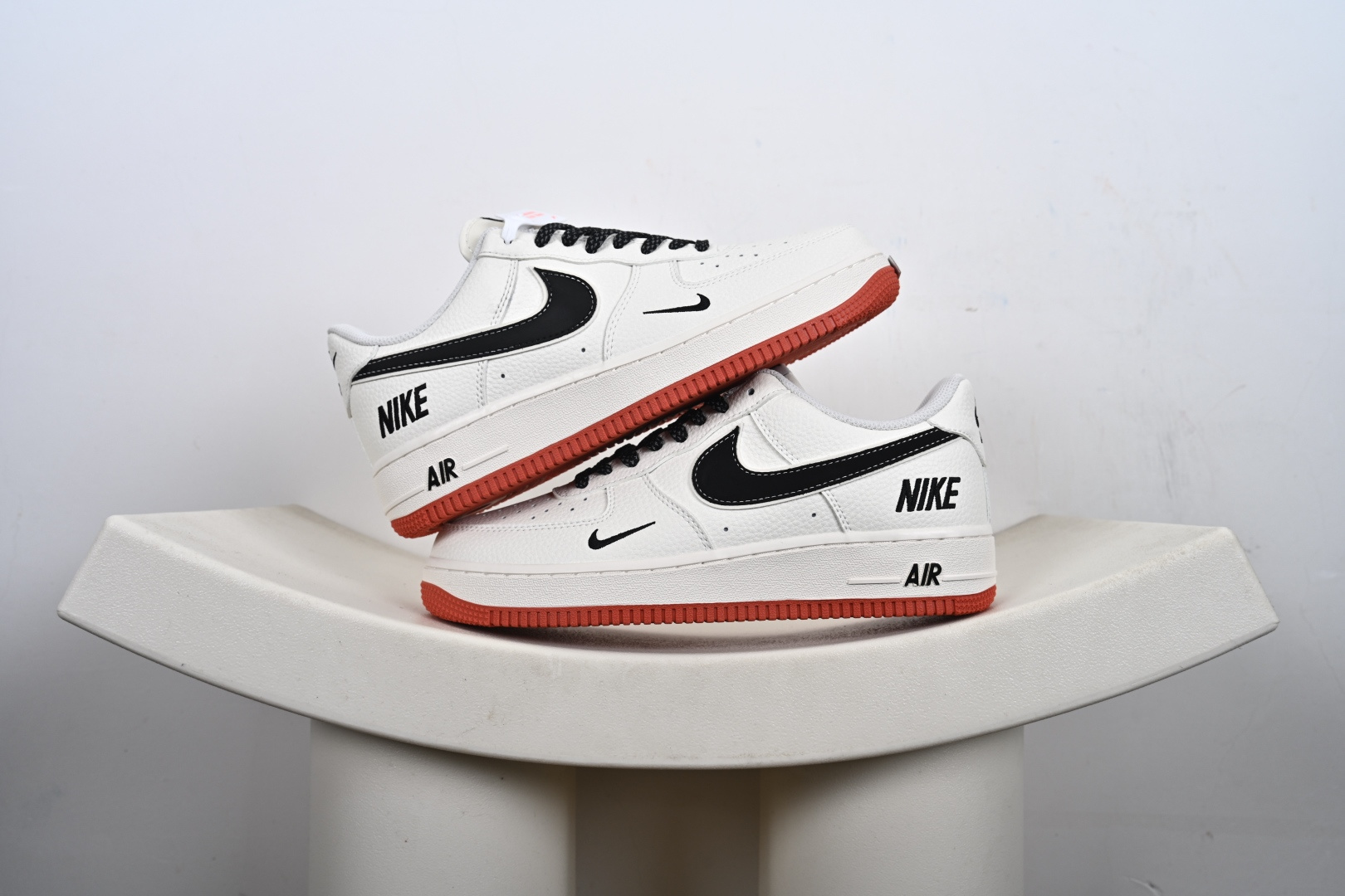 本地💰170支持放店
NIke Air Force 1 '07 Low “NIKE联名——米黑生胶”空军一号 低帮 运动鞋 休闲鞋 折边针车 工艺难度大 原楦头原纸板 原装鞋盒 定制五金配件 内置全掌气垫 原厂鞋底 
货号：CS5288-021
Size：36 36.5 37.5 38 38.5 39 40 40.5 41 42 42.5 43 44 44.5 45-K-E4