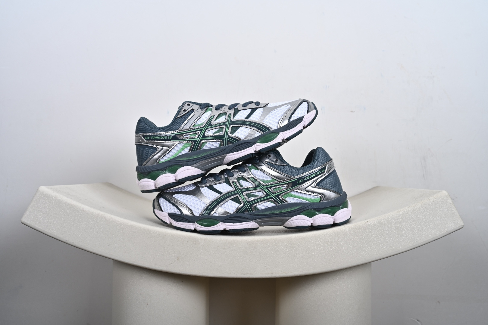 本地💰150支持放店 【公司级】AsicsGel-NYC复古单品 2025年新款 亚瑟士ASICSTIGER 新款休闲鞋 厚底街头运动休闲鞋，ASICS亚瑟士推出全新GEL-NYC，彰显纽约都市活力。这次的新系列融入了多个版本GEL的经典设计风格，广受好评。其设计灵感来源于GEL-NIMBUS 3,GEL-MC PLUS V 和 GEL-CUMULUS 16 这些往日经典鞋款。GEL-NYC使用GEL-CUMULUS 16鞋款的鞋楦设计,展现了独特的现代化美学。鞋底采用了轻质发泡材料,并在后跟和前掌处采用了ASICS亚瑟士核心科技——GEL缓震胶,赋予鞋款强大的缓冲性能,提供了更柔软舒适的穿着体验。而在原有设计的启发之上,此次鞋款采用更贴合当今潮流趋势的材料和创新技术,展现出纽约充满活力的都市精神。 货号：1203A990-600、 尺码：36-45含半码-M1-E2