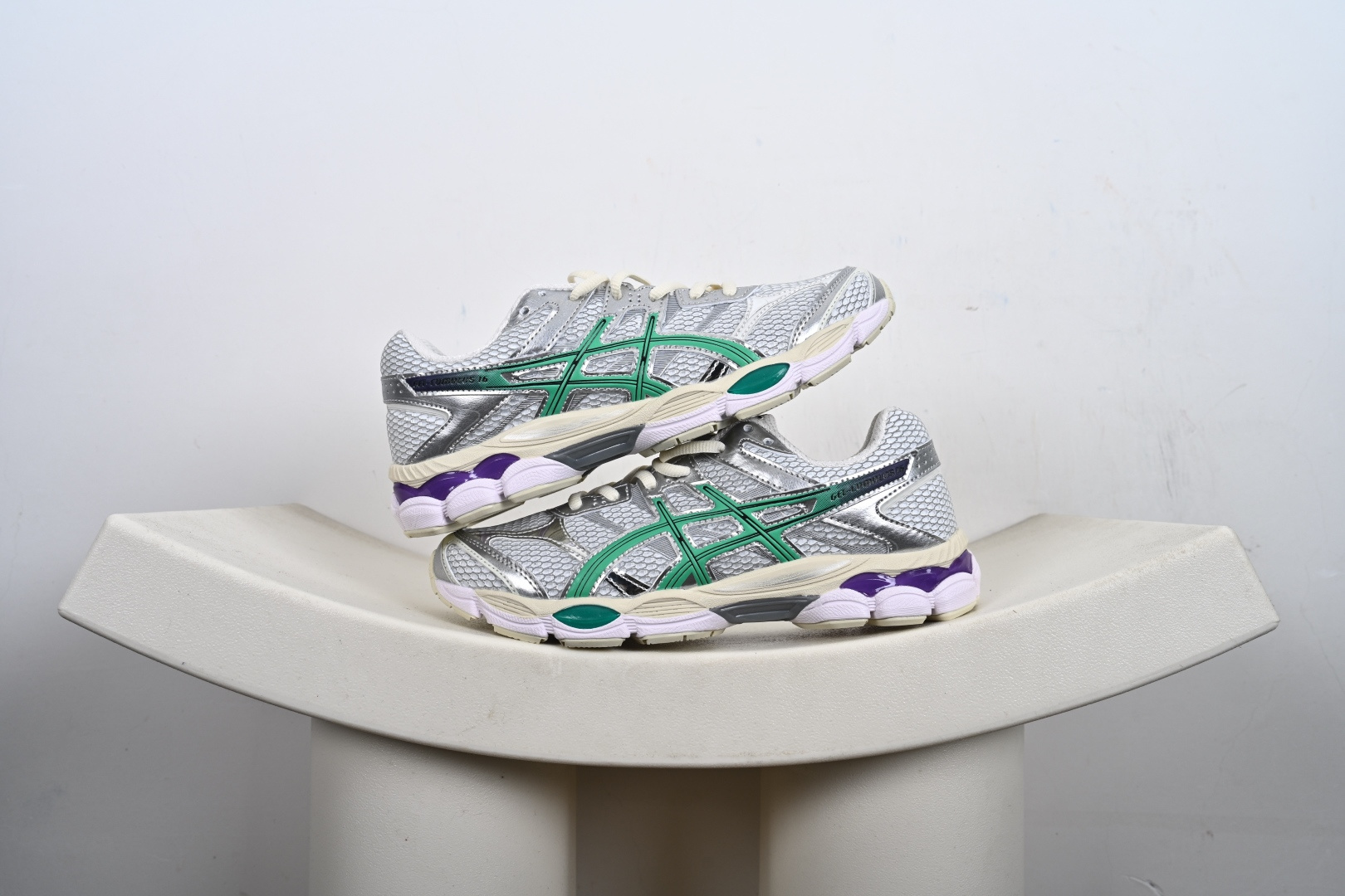 #合集💕 本地💰150支持放店 【公司级】AsicsGel-NYC复古单品 2025年新款 亚瑟士ASICSTIGER 新款休闲鞋 厚底街头运动休闲鞋,ASICS亚瑟士推出全新GEL-NYC,彰显纽约都市活力。这次的新系列融入了多个版本GEL的经典设计风格,广受好评。其设计灵感来源于GEL-NIMBUS 3,GEL-MC PLUS V 和 GEL-CUMULUS 16 这些往日经典鞋款。GEL-NYC使用GEL-CUMULUS 16鞋款的鞋楦设计,展现了独特的现代化美学。鞋底采用了轻质发泡材料,并在后跟和前掌处采用了ASICS亚瑟士核心科技——GEL缓震胶,赋予鞋款强大的缓冲性能,提供了更柔软舒适的穿着体验。而在原有设计的启发之上,此次鞋款采用更贴合当今潮流趋势的材料和创新技术,展现出纽约充满活力的都市精神。 货号:1203A990-600、 尺码:36-45(粉色36-41)含半码-M1-E2