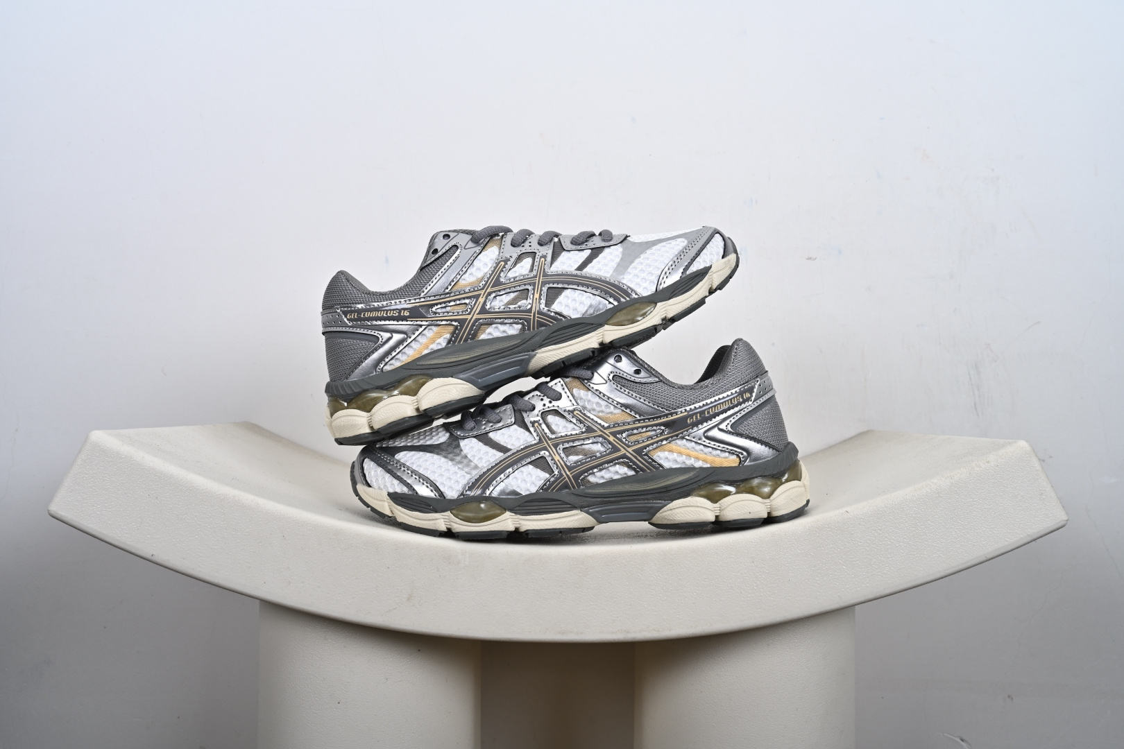 #合集💕 本地💰150支持放店 【公司级】AsicsGel-NYC复古单品 2025年新款 亚瑟士ASICSTIGER 新款休闲鞋 厚底街头运动休闲鞋,ASICS亚瑟士推出全新GEL-NYC,彰显纽约都市活力。这次的新系列融入了多个版本GEL的经典设计风格,广受好评。其设计灵感来源于GEL-NIMBUS 3,GEL-MC PLUS V 和 GEL-CUMULUS 16 这些往日经典鞋款。GEL-NYC使用GEL-CUMULUS 16鞋款的鞋楦设计,展现了独特的现代化美学。鞋底采用了轻质发泡材料,并在后跟和前掌处采用了ASICS亚瑟士核心科技——GEL缓震胶,赋予鞋款强大的缓冲性能,提供了更柔软舒适的穿着体验。而在原有设计的启发之上,此次鞋款采用更贴合当今潮流趋势的材料和创新技术,展现出纽约充满活力的都市精神。 货号:1203A990-600、 尺码:36-45(粉色36-41)含半码-M1-E2