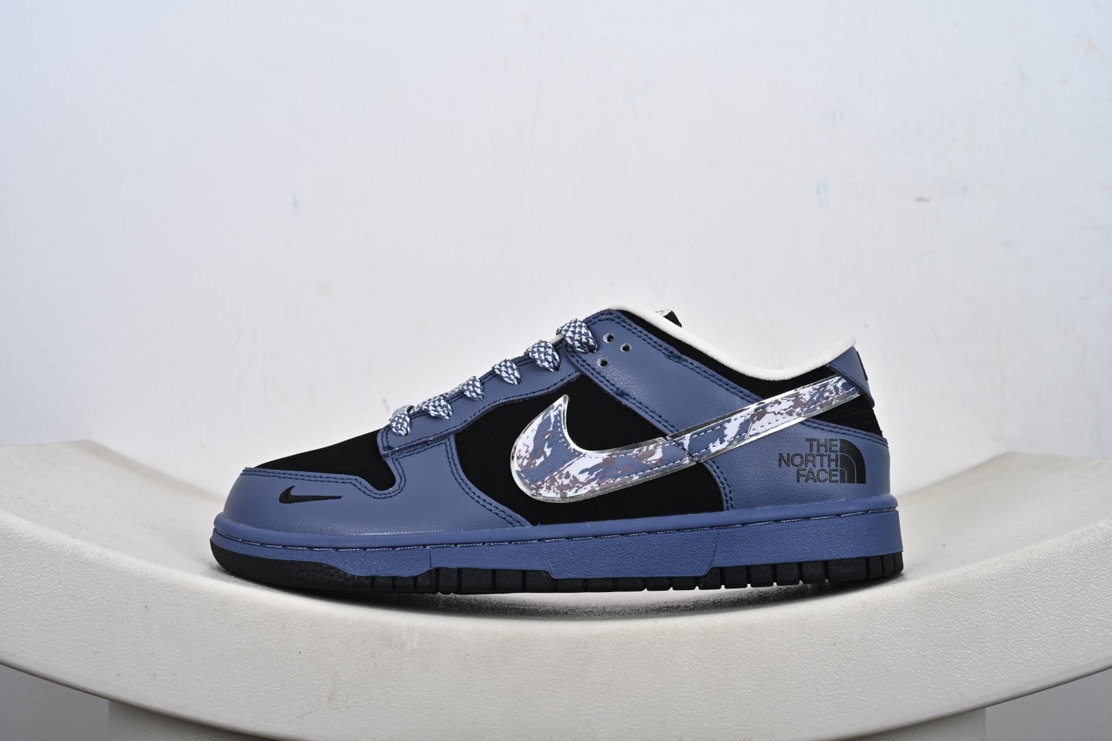 本地💰270优势放店 Nike SB Dunk Low “路易威登联名------雾霾蓝银勾” 反光效果 高端定制 低帮休闲板鞋 货号:DJ1988-002 Size:36 36.5 37.5 38 38.5 39 40 40.5 41 42 42.5 43 44 44.5 45-T1-F3