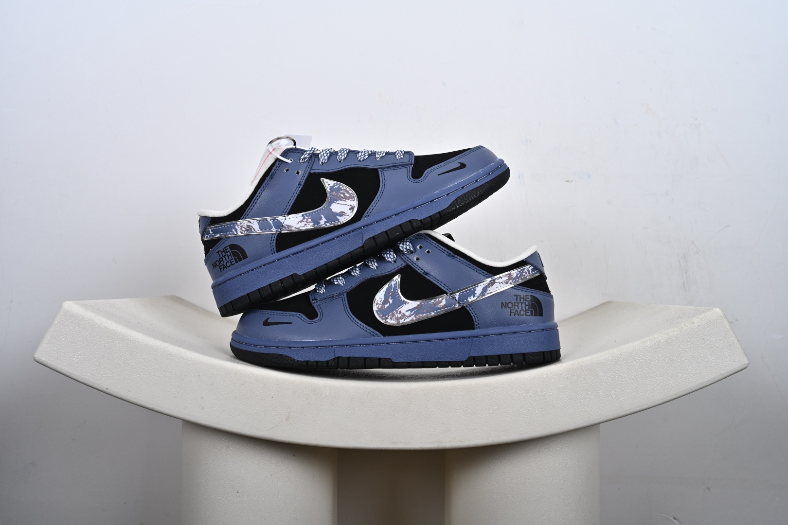 优势放店 Nike SB Dunk Low “路易威登联名------雾霾蓝银勾” 反光效果 高端定制 低帮休闲板鞋 货号：DJ1988-002 Size:36 36.5 37.5 38 38.5 39 40 40.5 41 42 42.5 43 44 44.5 45-T1-F3