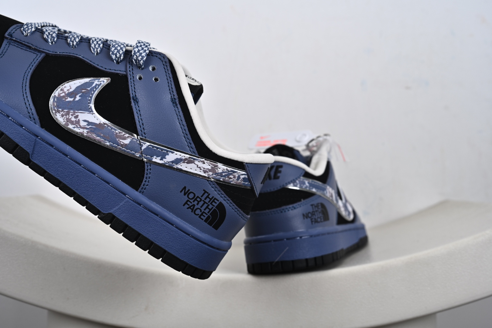 Nike SB Dunk Low “路易威登联名------雾霾蓝银勾” 反光效果 高端定制 低帮休闲板鞋 DJ1988-002 Nike SB Dunk Low “路易威登联名------雾霾蓝银勾” 反光效果 高端定制 低帮休闲板鞋 DJ1988-002