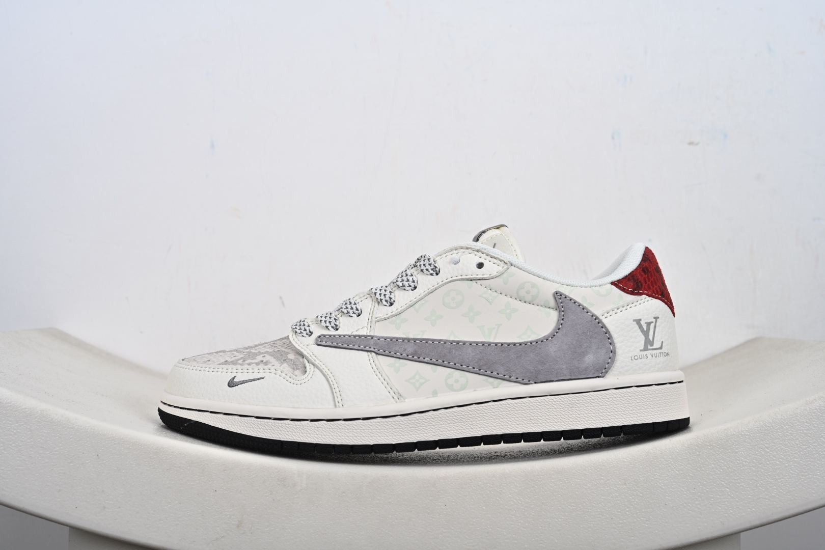 Travis Scott x Fragment Design x Air Jordan 1 Low OG SP AJ1 乔1 联名 印花米灰红 低帮文化休闲板鞋 QW5088-209 Travis Scott x Fragment Design x Air Jordan 1 Low OG SP AJ1 乔1 联名 印花米灰红 低帮文化休闲板鞋 QW5088-209