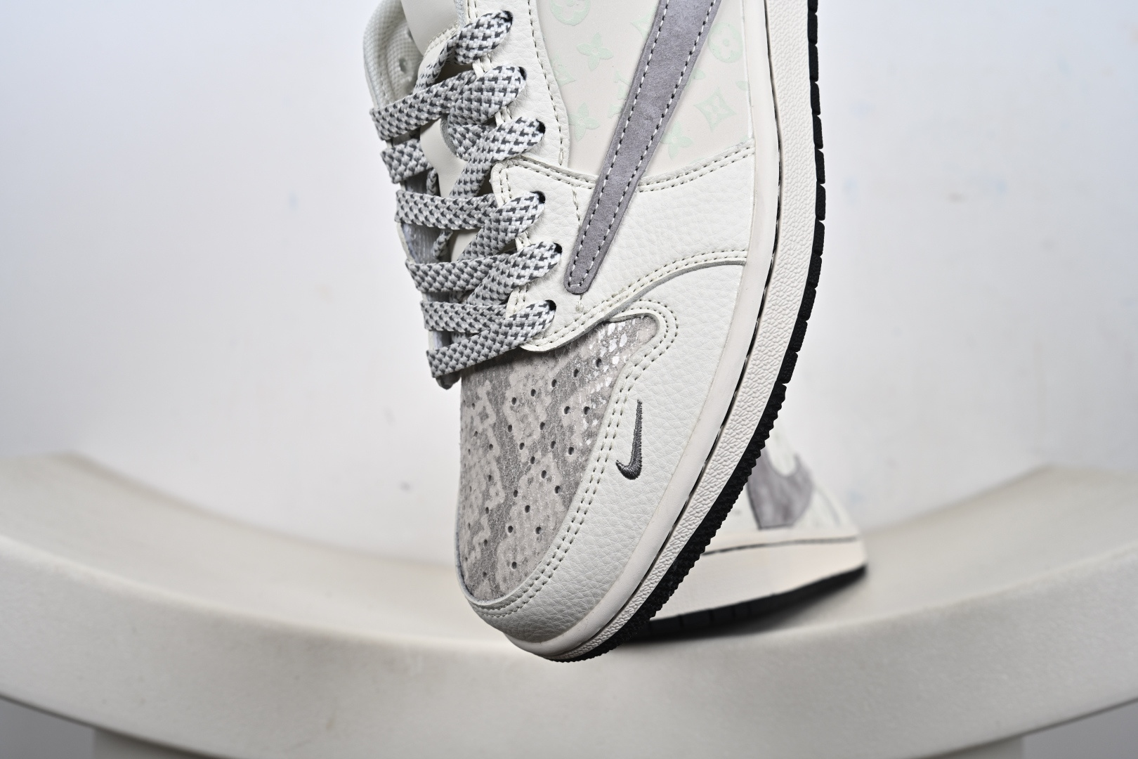 Travis Scott x Fragment Design x Air Jordan 1 Low OG SP AJ1 乔1 联名 印花米灰红 低帮文化休闲板鞋 QW5088-209 Travis Scott x Fragment Design x Air Jordan 1 Low OG SP AJ1 乔1 联名 印花米灰红 低帮文化休闲板鞋 QW5088-209